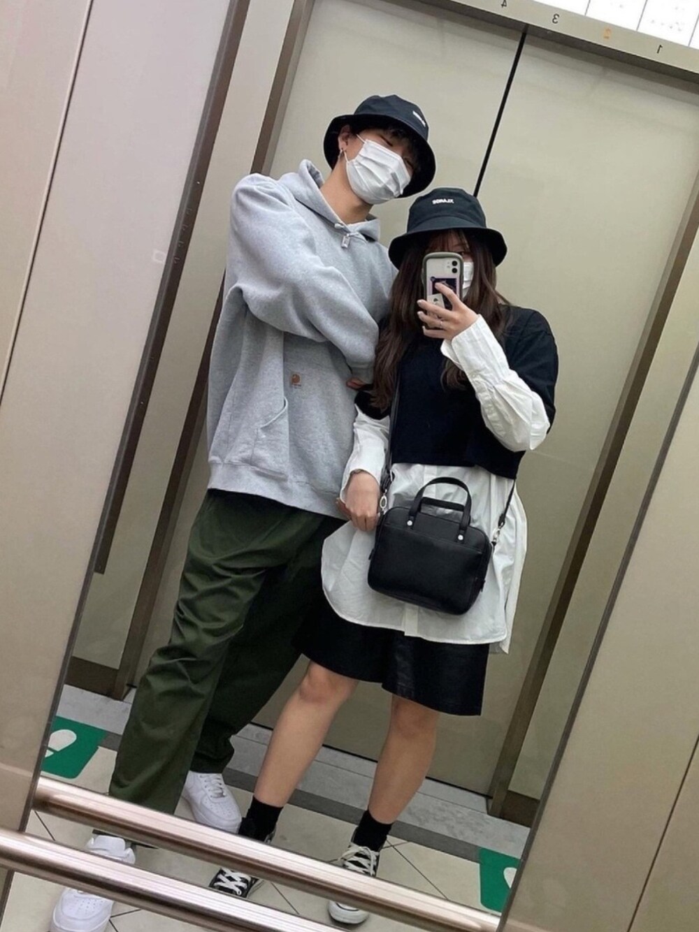 「春めきシューズ、おしゃれさんと繋がりたい、いいね、save、フォローお願いします🤑、カップルコーデ、スニーカーコーデ、バケットハット、パンツスタイル、シミラールック」｜「Carharttのcarhartt(カーハート)  Hooded Sweatshirt　オーバーサイズ プルオーバーパーカー（パーカー、グレー系）」を使った、あんくまさん（レディース・163cm）の春コーディネートの1枚目の写真