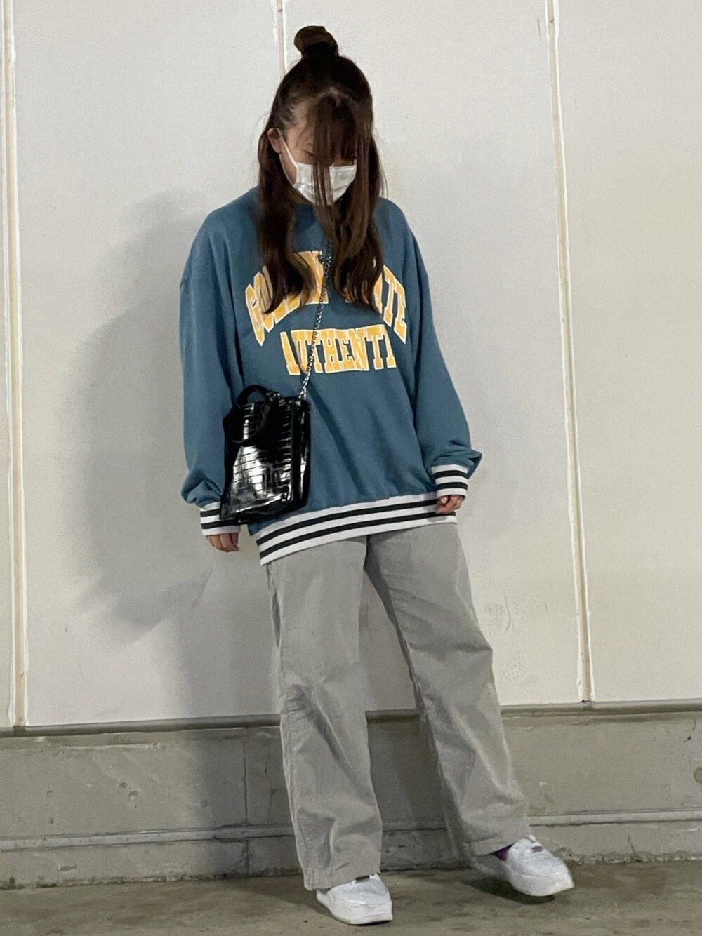 「春コーデ、プチプラ、休日スタイル、おしゃれさんと繋がりたい、いいね、save、フォローお願いします🤑、GRL、SPINNS、NIKE、いいね返し」｜「SPINNSの【ゆったりシルエット / 6色展開】 カレッジロゴスウェット（スウェット、ブルー系）」を使った、あんくまさん（レディース・163cm）の春コーディネートの1枚目の写真