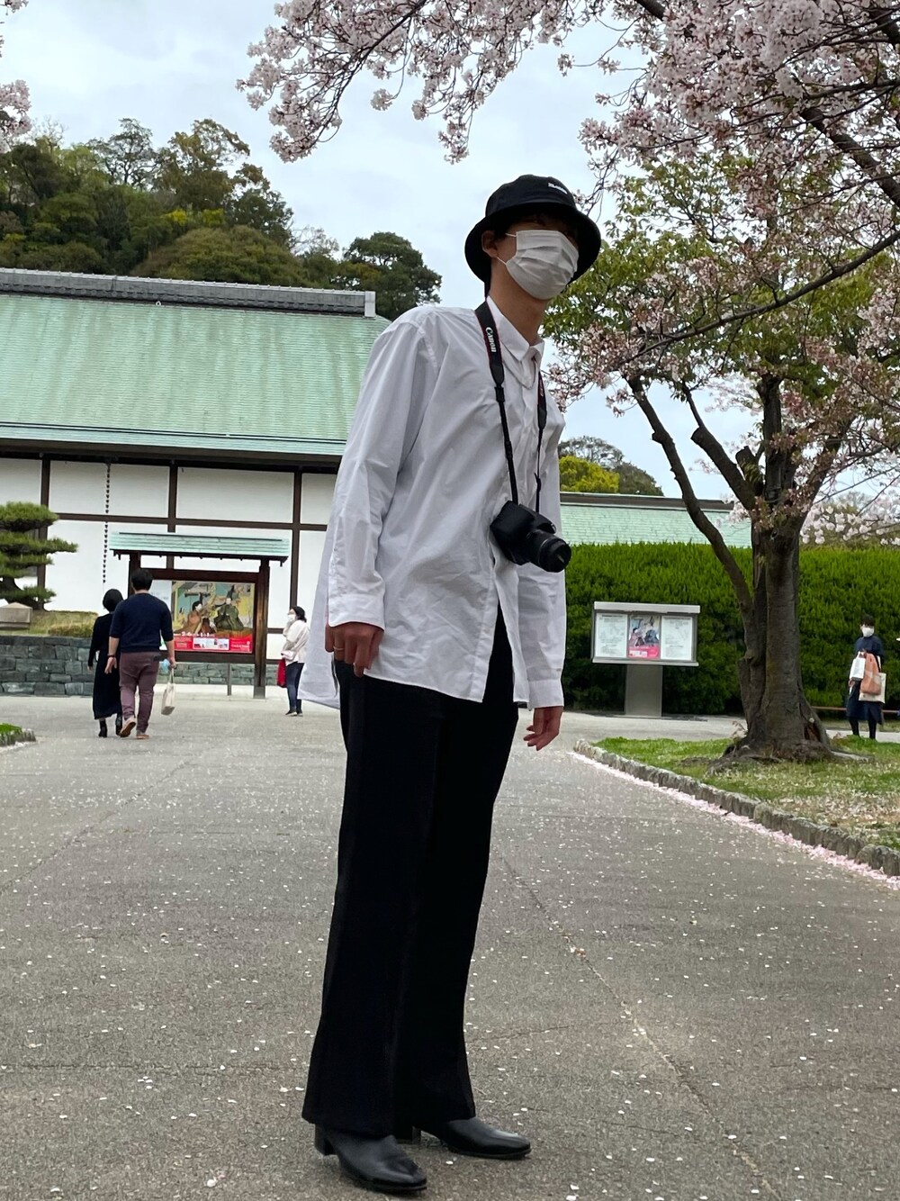 「春コーデ、今日のコーデ、シンプルコーデ、お洒落さんとつながりたい、はるコーデ、着回しコーデ、ブラック、G.O.C、GU、白黒」｜「XLARGEのEMBROIDERY STANDARD LOGO HAT（キャップ、ブラック系）」を使った、あんくまさん（メンズ・184cm）の春コーディネートの1枚目の写真