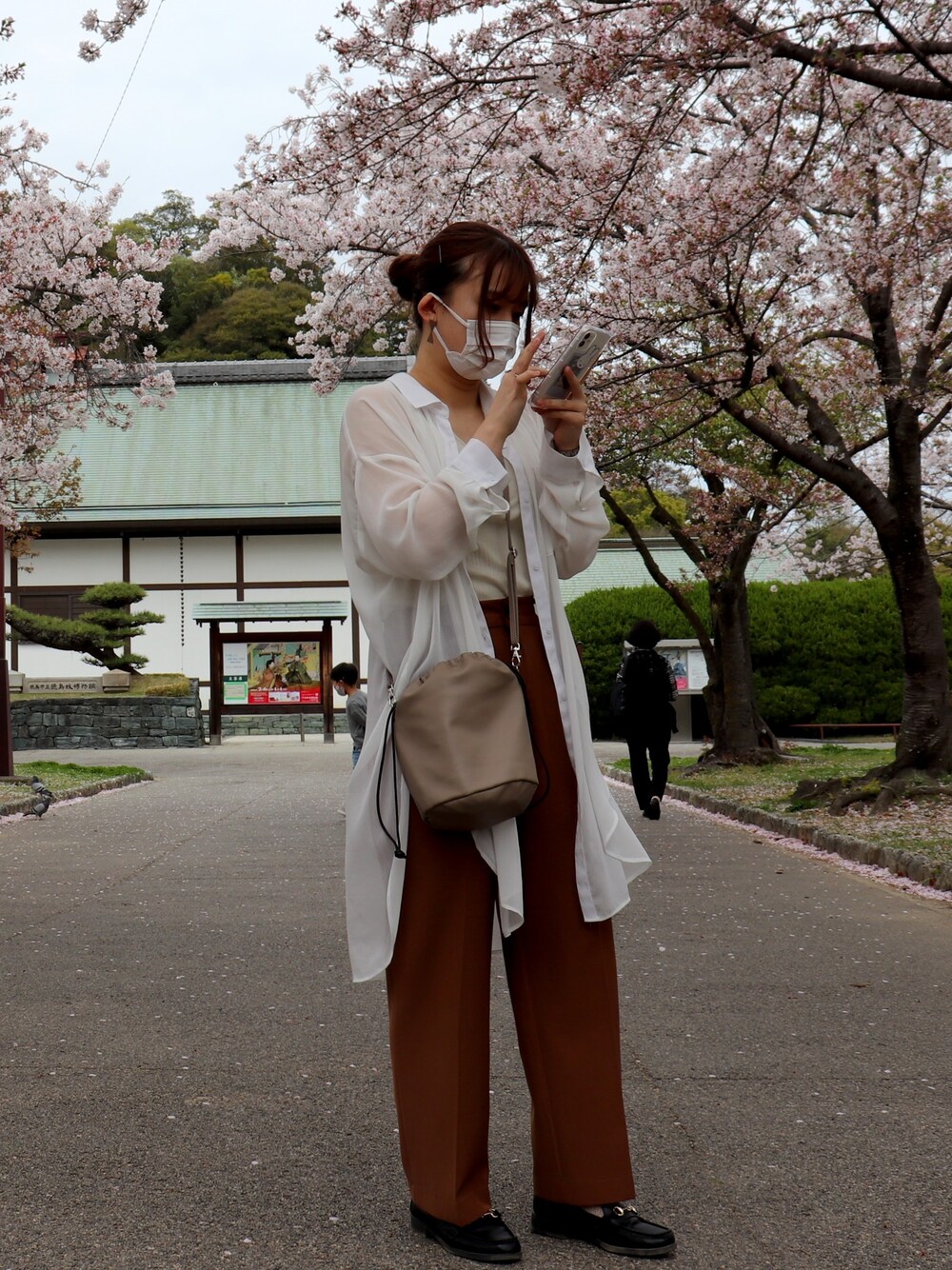 「大人カジュアル、春夏コーデ、おしゃれさんと繋がりたい、プチプラコーデ、ベージュ、ブラウン、花見、GU、GUコーデ」｜「GUの2WAYリブタンクトップQ（トップス、その他）」を使った、あんくまさん（レディース・163cm）の春コーディネートの1枚目の写真