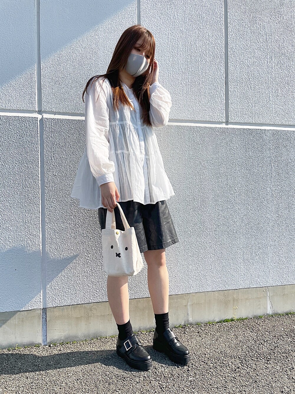 「シンプルコーデ、今日のコーデ、パンツスタイル、お洒落さんとつながりたい、春服、ブラウス、春コーデ、春」｜「SPINNSのアイテム（シャツ/ブラウス、ホワイト系）」を使った、あんくまさん（レディース・162cm）の春コーディネートの1枚目の写真