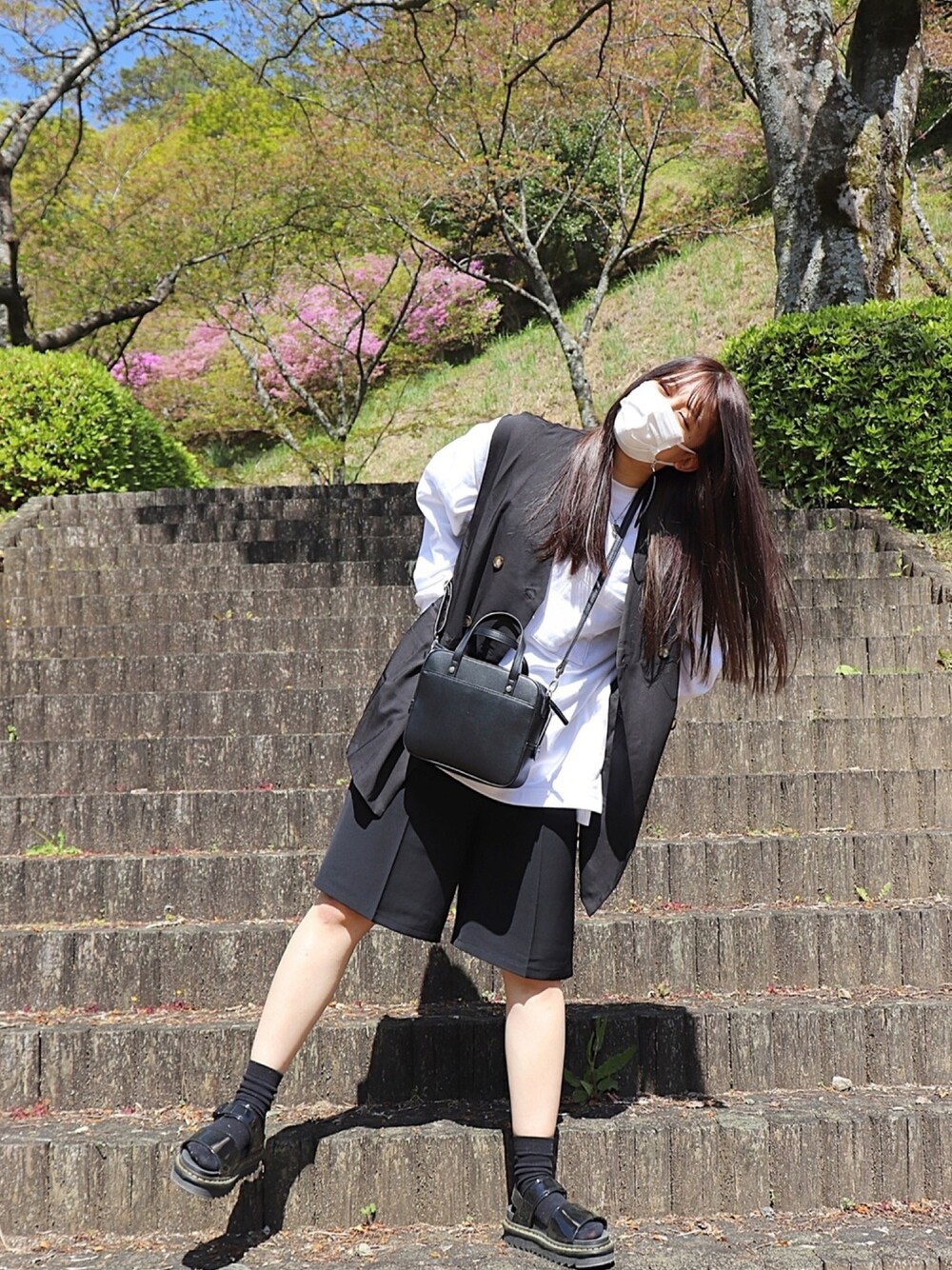 「シンプルコーデ、春、きれいめカジュアル、大人カジュアル、オトナ女子、メンズライク、モノトーン、高身長コーデ、ootd、白Tシャツ」｜「CORNERSのツイルノーカラーダブルベスト（ベスト、ブラック系）」を使った、あんくまさん（レディース・162cm）の春コーディネートの1枚目の写真