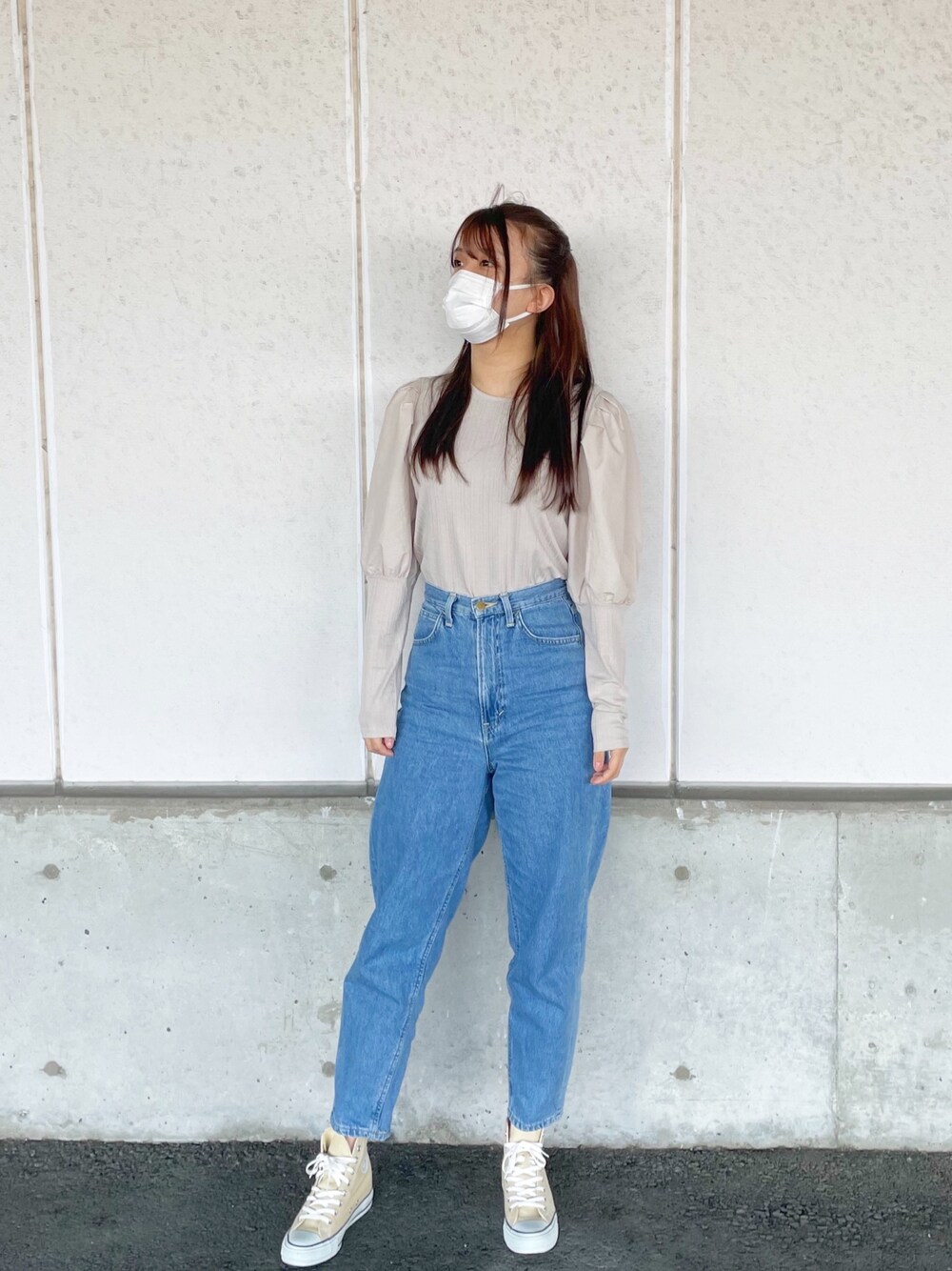 「シンプルコーデ、プチプラ、春コーデ、スニーカーコーデ、くすみカラー、今日のコーデ、大学生、スニーカー、converse、LEE」｜「H&Mのアイテム（トップス、ベージュ系）」を使った、あんくまさん（レディース・163cm）の春コーディネートの1枚目の写真