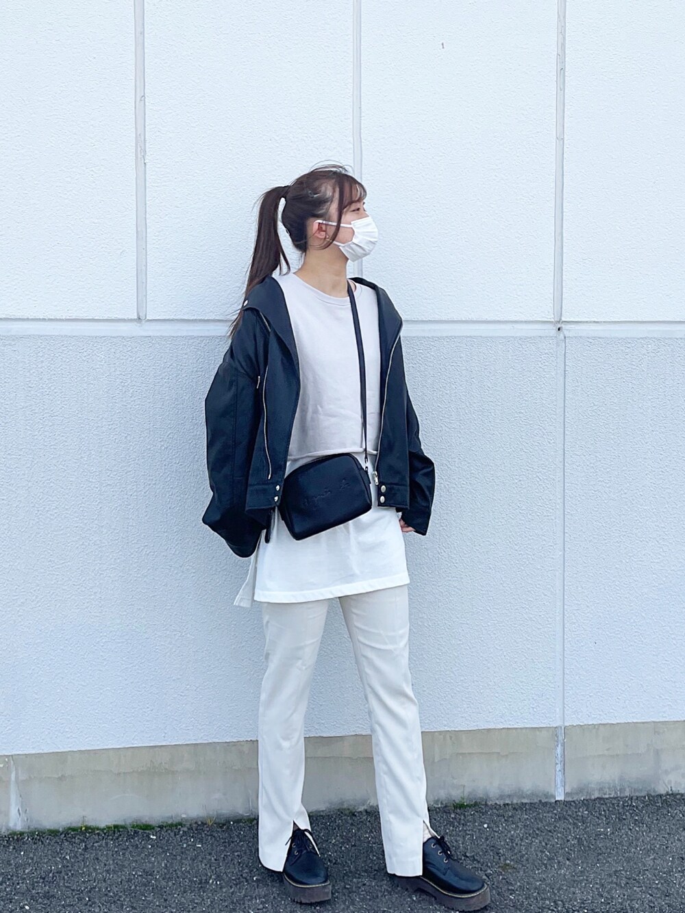 「シンプルコーデ、休日スタイル、春コーデ、オトナカジュアル、おしゃれさんと繋がりたい、厚底シューズ、ootd、ホワイトコーデ、主役はカラーパンツ、モノトーン」｜「ＡＮＤＪのエコレザーオーバーサイズライダースジャケット（ライダースジャケット、ブラック系）」を使った、あんくまさん（レディース・163cm）の春コーディネートの1枚目の写真
