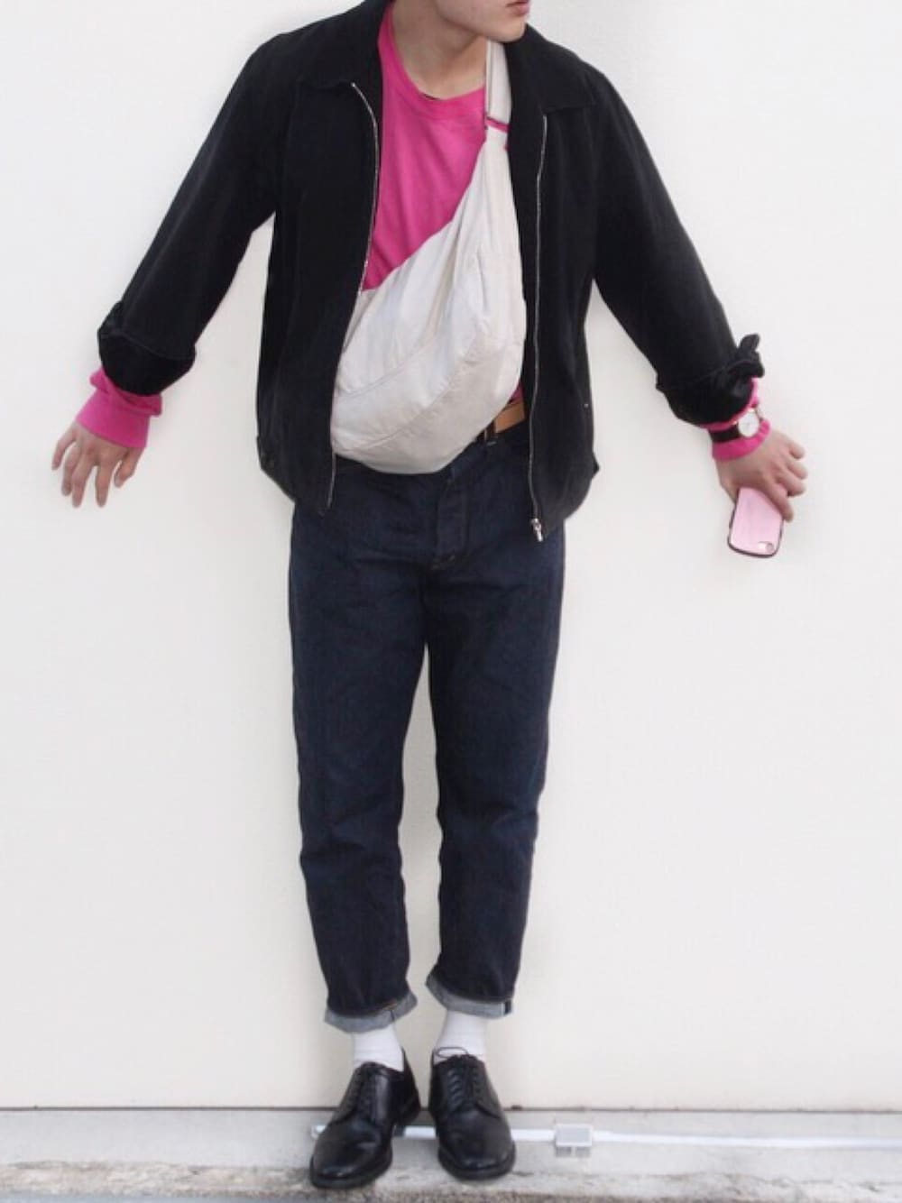 「シンプル、春コーデ、カジュアル、休日スタイル、ピンク、古着、古着MIX、YAECA」｜「agnes b.のアイテム（ブルゾン、ブラック系）」を使った、あべじゅんやさん（メンズ・182cm）の春コーディネートの1枚目の写真