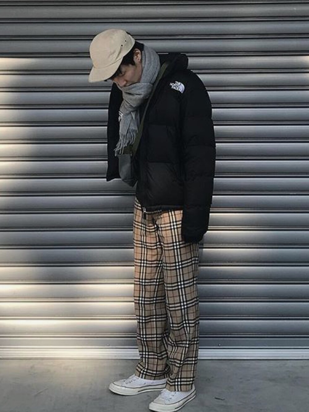 「カジュアル、休日スタイル、お洒落さんとつながりたい、THE NORTH FACE、burberry、バーバリー、古着MIX」｜「THE NORTH FACEのザ・ノース・フェイス メンズダウンジャケット / ヌプシジャケット（ダウンジャケット/コート、ブラック系）」を使った、あべじゅんやさん（メンズ・182cm）の春コーディネートの1枚目の写真