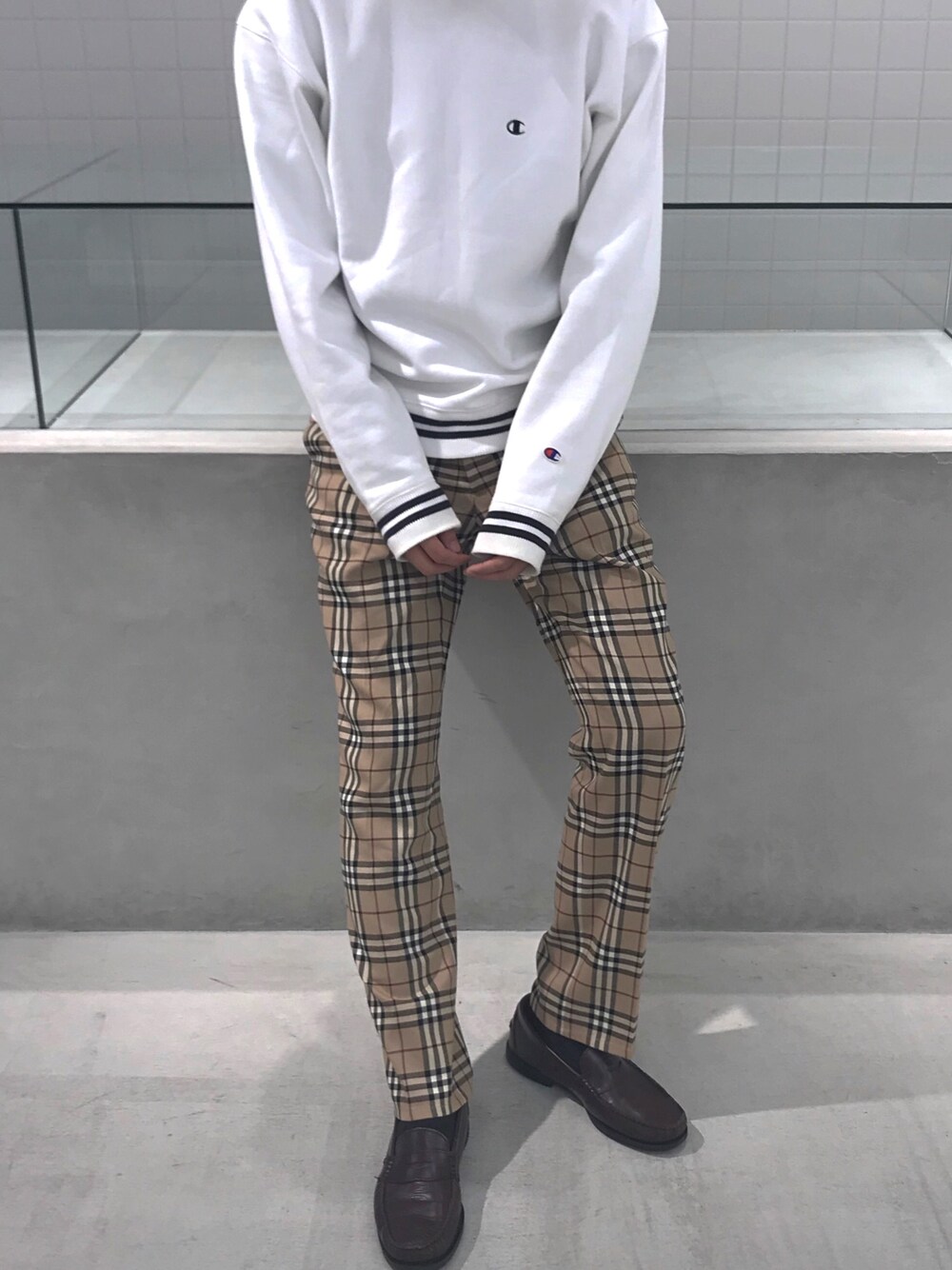 「Champion、チャンピオン、平成最後のWEARISTAセンバツ、春コーデ、バーバリー、ローファー、古着」｜「Championの【Champion/チャンピオン】ベーシック クルーネックスウェットシャツ（スウェット、ホワイト系）」を使った、あべじゅんやさん（メンズ・182cm）の春コーディネートの1枚目の写真