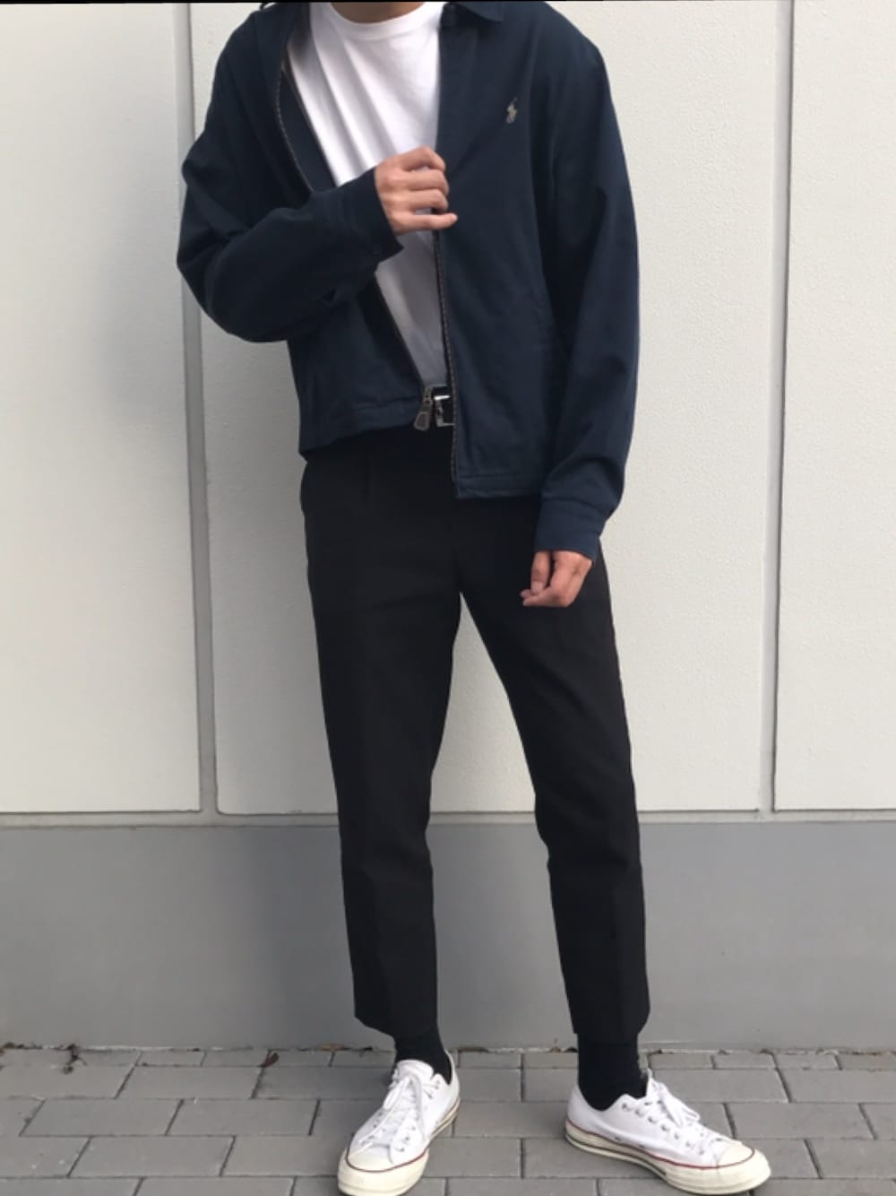 ブルー系のブルゾン、ブラック系のスラックス、ホワイト系のスニーカーを着用したメンズの秋コーディネートの1枚目の写真