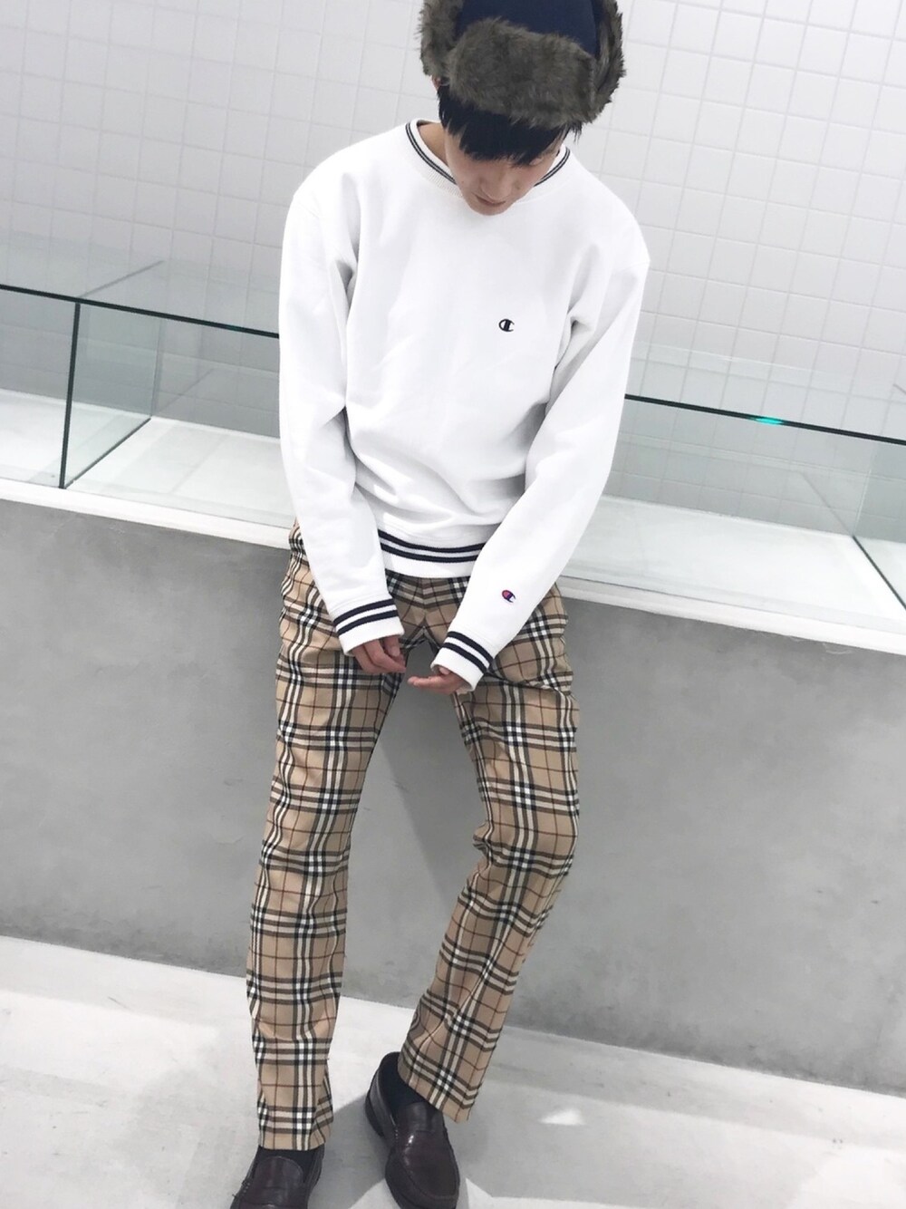 「きれいめカジュアル、ストリートMIX、Champion、チェックパンツ、ローファー、フライトキャップ、古着MIX、秋冬コーデ、street、バーバリー」｜「ChampionのWEGO/【WEB限定】チャンピオンラインリブ裏毛プルオーバースウェット（スウェット、ホワイト系）」を使った、あべじゅんやさん（メンズ・182cm）の秋コーディネートの1枚目の写真