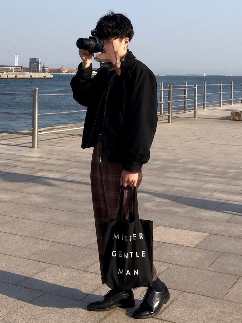 「シンプルコーデ、秋冬コーデ、チェックパンツ、シックに大人モード、シック、ブラウン、古着MIX、カメラ男子、オールブラック」｜「MR.GENTLEMANのアイテム（トートバッグ、ブラック系）」を使った、あべじゅんやさん（メンズ・182cm）の秋コーディネートの1枚目の写真
