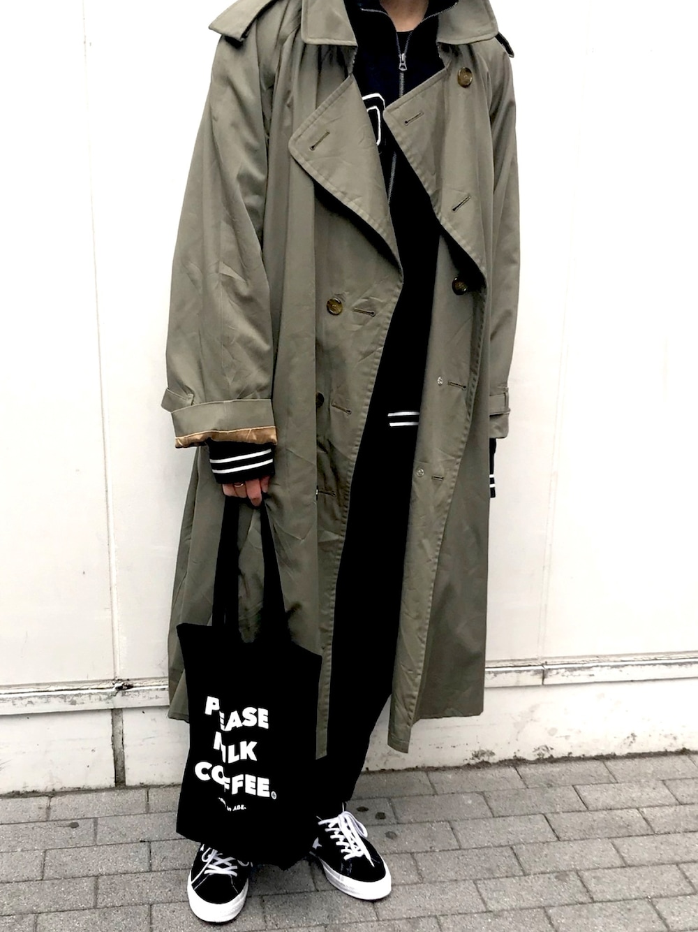 「冬アウター着回しチャレンジ、burberry、きれいめカジュアル、トレンチコート、バーバリー、カジュアル、シンプル、kaoyorinakami、古着MIX、古着」｜「BURBERRYのアイテム（ジャケット/アウター、グリーン系）」を使った、あべじゅんやさん（メンズ・182cm）の冬コーディネートの1枚目の写真