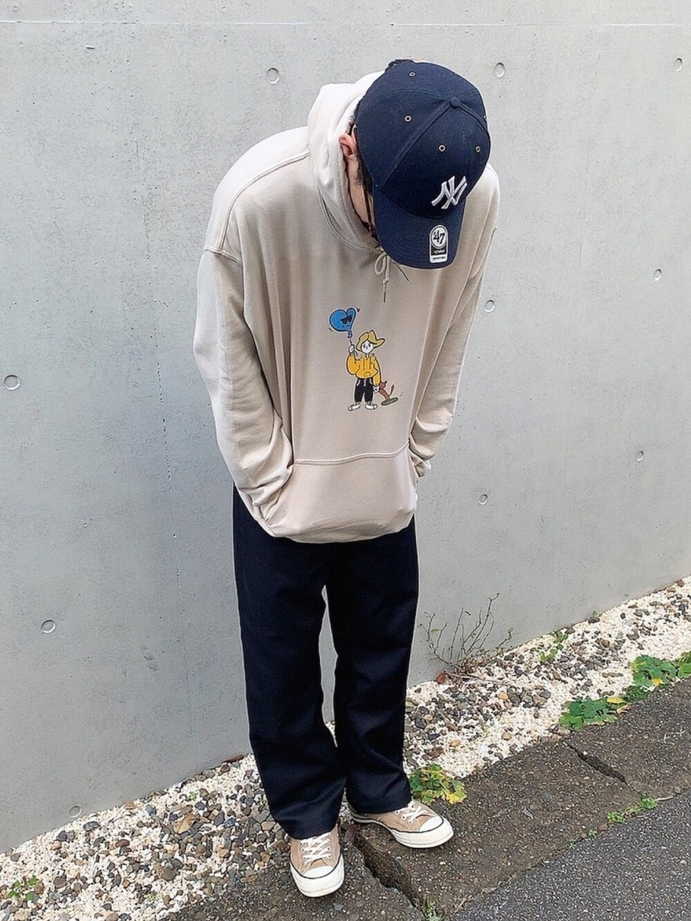 「春、パーカー、シンプルコーデ、ストリートMIX、お洒落さんとつながりたい、kaoyorinakami、スニーカー、スウェット、CT70s」｜「orderのアイテム（スラックス、ブラック系）」を使った、あべじゅんやさん（メンズ・182cm）の冬コーディネートの1枚目の写真