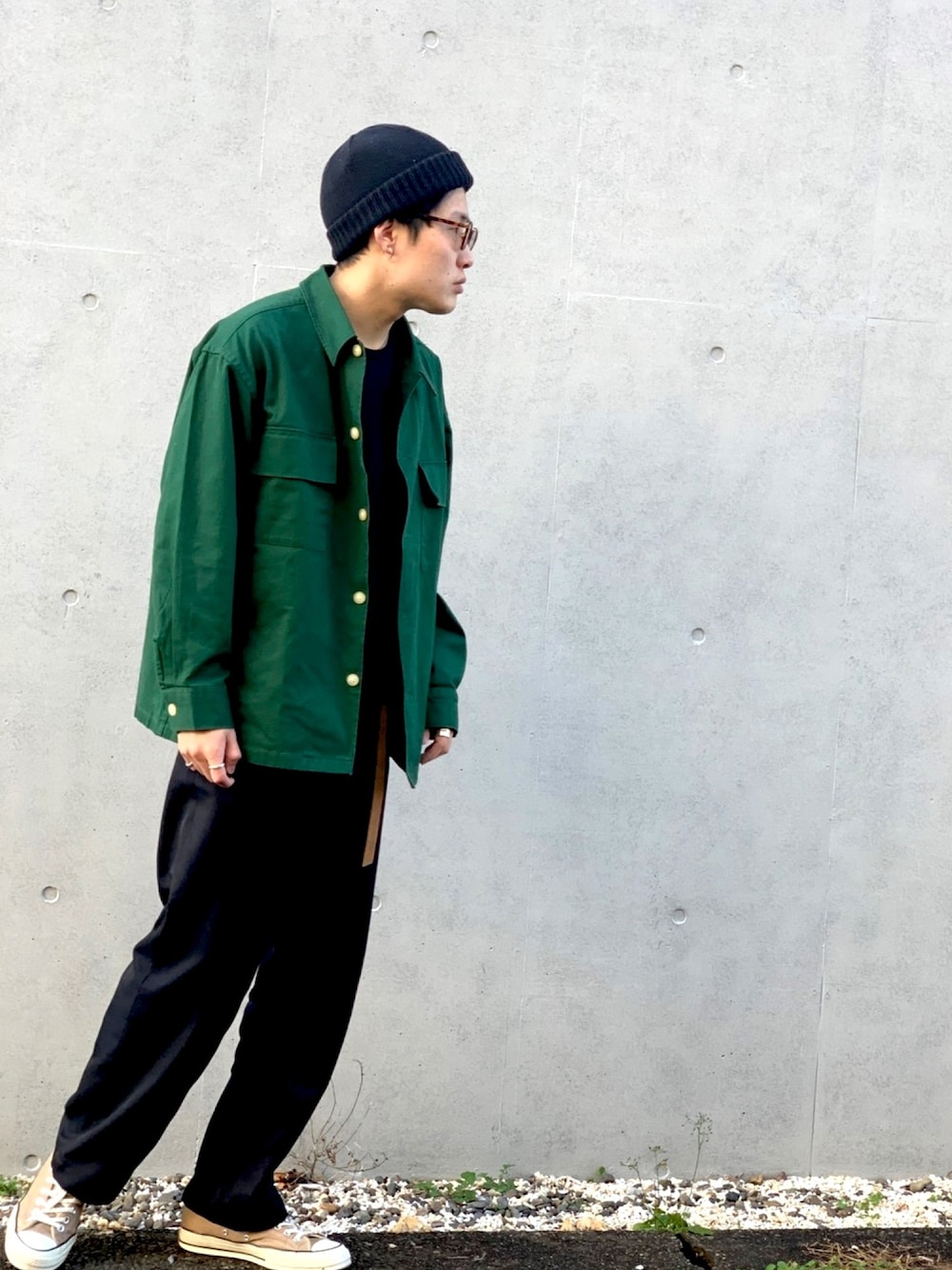 「今日のコーデ、春、休日スタイル、ビーニー、ニット帽、GU、スラックス、シャツスタイル、コンバース、ストリートMIX」｜「orderのアイテム（スラックス、ブラック系）」を使った、あべじゅんやさん（メンズ・182cm）の冬コーディネートの1枚目の写真