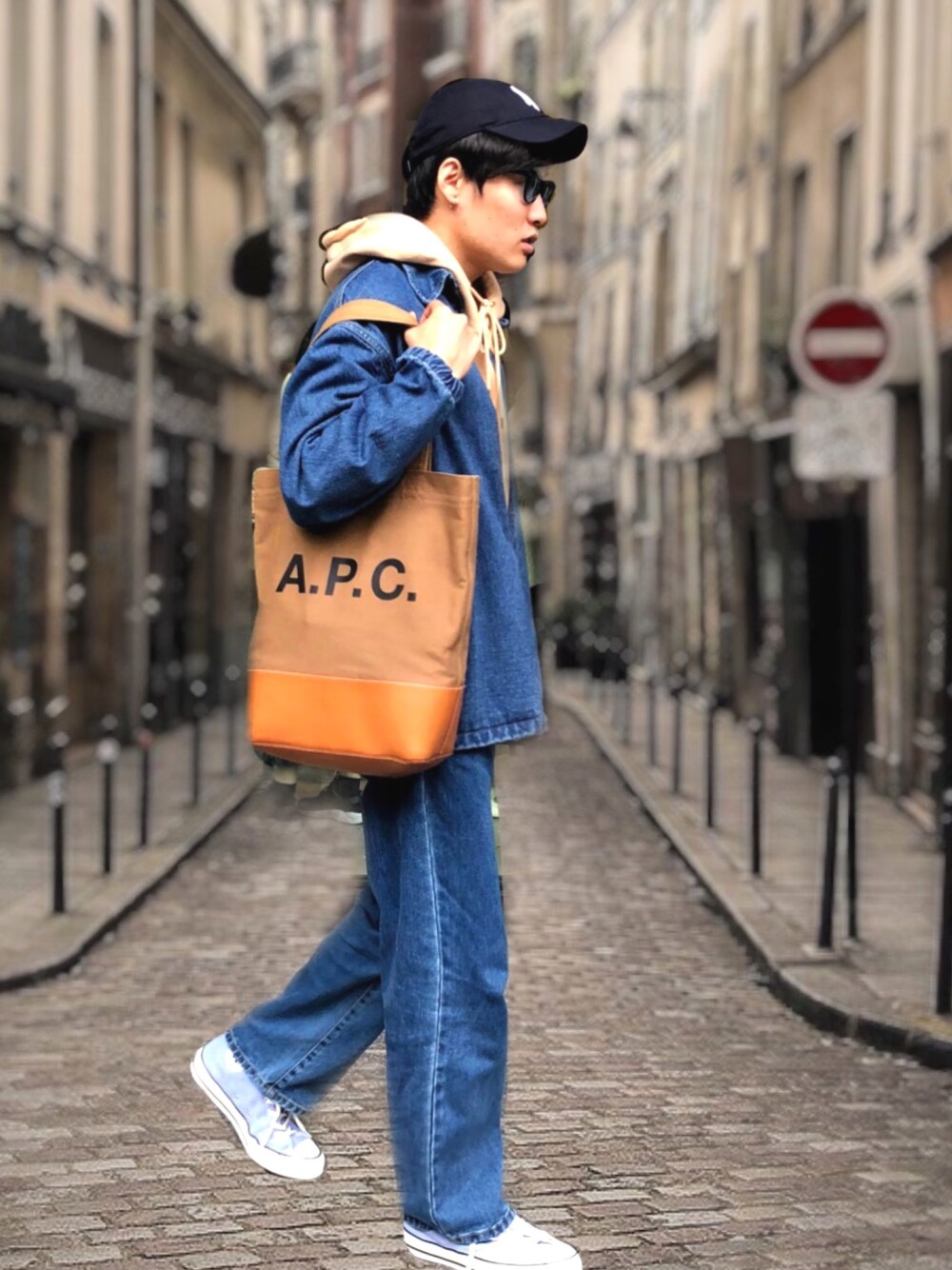 「デニムジャケット、デニムパンツ、デニムオンデニム、denimondenim、ブルーコーデ、セットアップ、お洒落さんとつながりたい、春コーデ、パリ、A.P.C.」｜「A.P.C.のTOTE AXELLE 20P（トートバッグ、ブラウン系）」を使った、あべじゅんやさん（メンズ・182cm）の春コーディネートの1枚目の写真