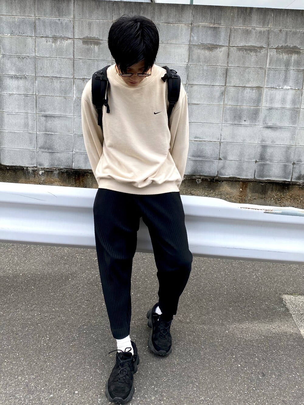 「休日スタイル、シンプルコーデ、ゆるコーデ、プリーツパンツ、オーバーサイズ、古着MIX、古着、ISSEY MIYAKE、スニーカーコーデ、春夏コーデ」｜「PLEATS PLEASEのアイテム（パンツ、ブラック系）」を使った、あべじゅんやさん（メンズ・182cm）の春コーディネートの1枚目の写真