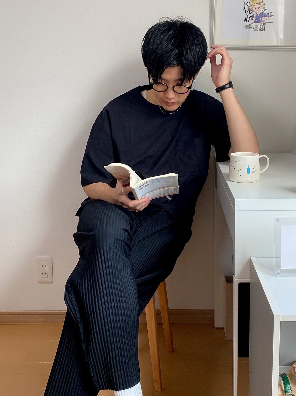 「休日スタイル、おうちファッション、部屋撮り、リラックススタイル、ブラックコーデ、きれいめカジュアル、Tシャツ、おうち時間、シンプルコーデ」｜「PLEATS PLEASEのアイテム（パンツ、ブラック系）」を使った、あべじゅんやさん（メンズ・182cm）の春コーディネートの1枚目の写真