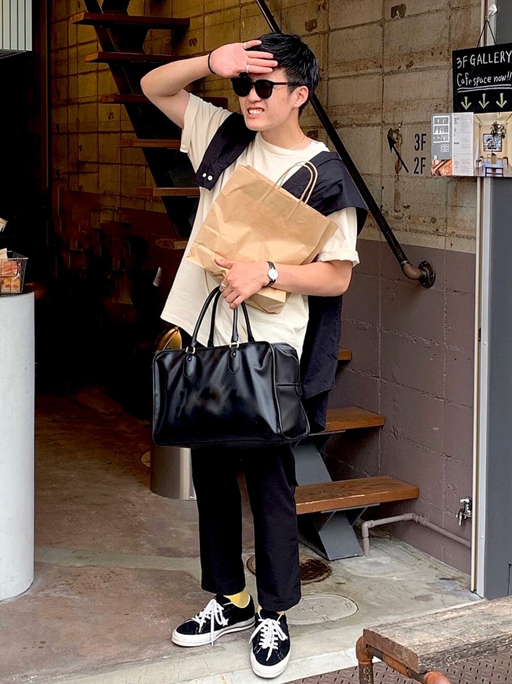 「春夏コーデ、コンバース、サングラス、白Tシャツ、ロゴT、モノトーン、肩掛け、休日スタイル、韓国ファッション、カジュアルコーデ」｜「A.P.C.のSac Paul 18A（ボストンバッグ、ブラック系）」を使った、あべじゅんやさん（メンズ・182cm）の夏コーディネートの1枚目の写真