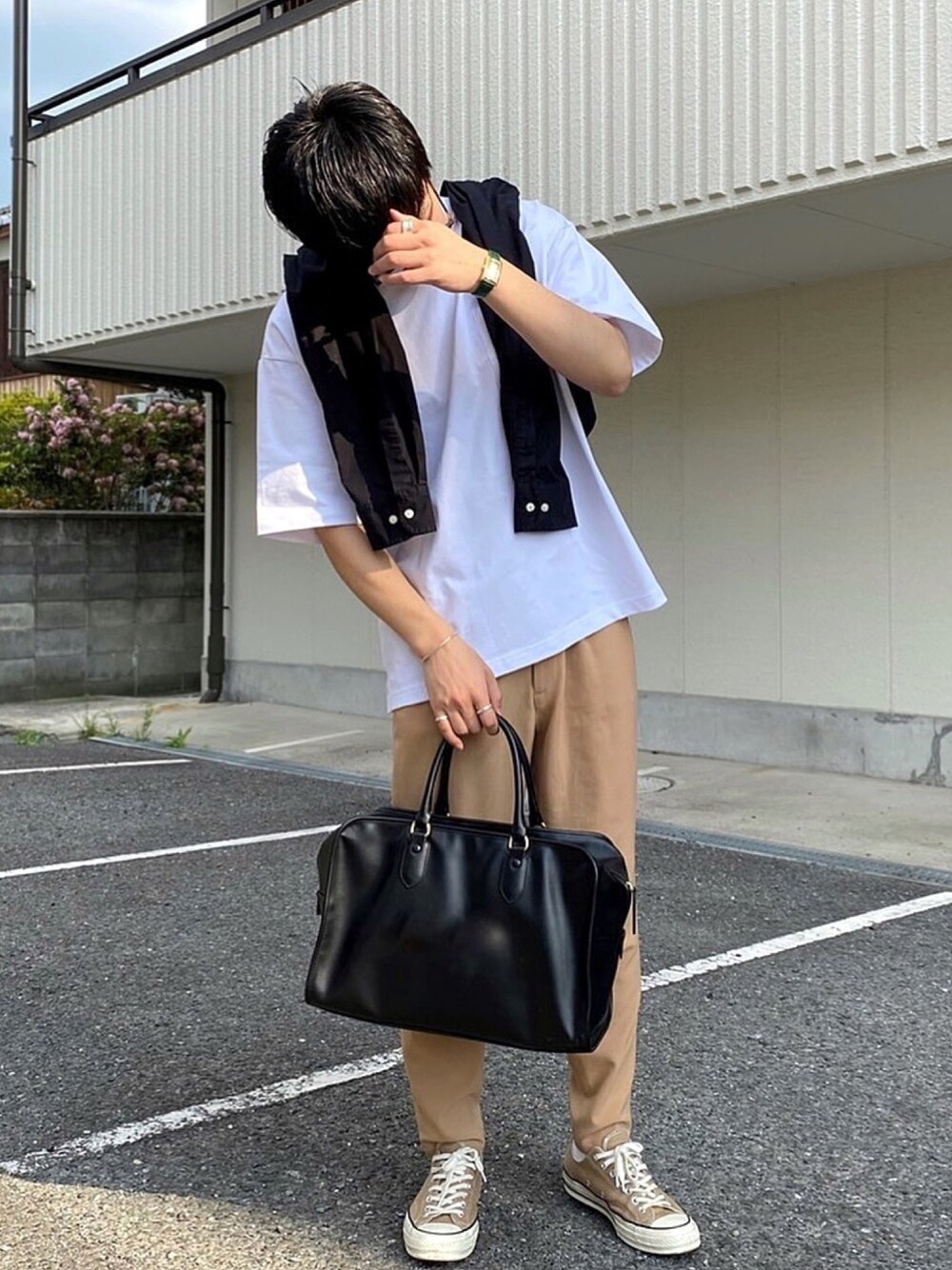 「大人カジュアル、休日スタイル、コンバース、オーバーサイズ、ビックシルエット、きれいめカジュアル、ゆるコーデ、白Tシャツ、肩がけ、夏だ！Tシャツ着よう！」｜「A.P.C.のSac Paul 18A（ボストンバッグ、ブラック系）」を使った、あべじゅんやさん（メンズ・182cm）の夏コーディネートの1枚目の写真