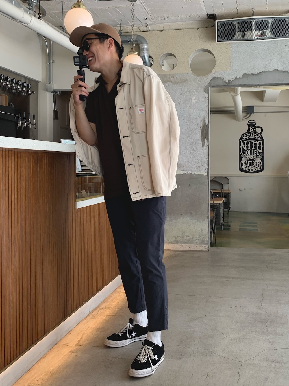 「秋コーデ、ジャケット、アンクルパンツ、コンバース、コンバース オールスター、キャップ、休日スタイル、大人カジュアル、ストリート、ストリートMIX」｜「DANTONの【DANTON】カバーオールジャケット GAT MEN（カバーオール、ホワイト系）」を使った、あべじゅんやさん（メンズ・182cm）の秋コーディネートの1枚目の写真
