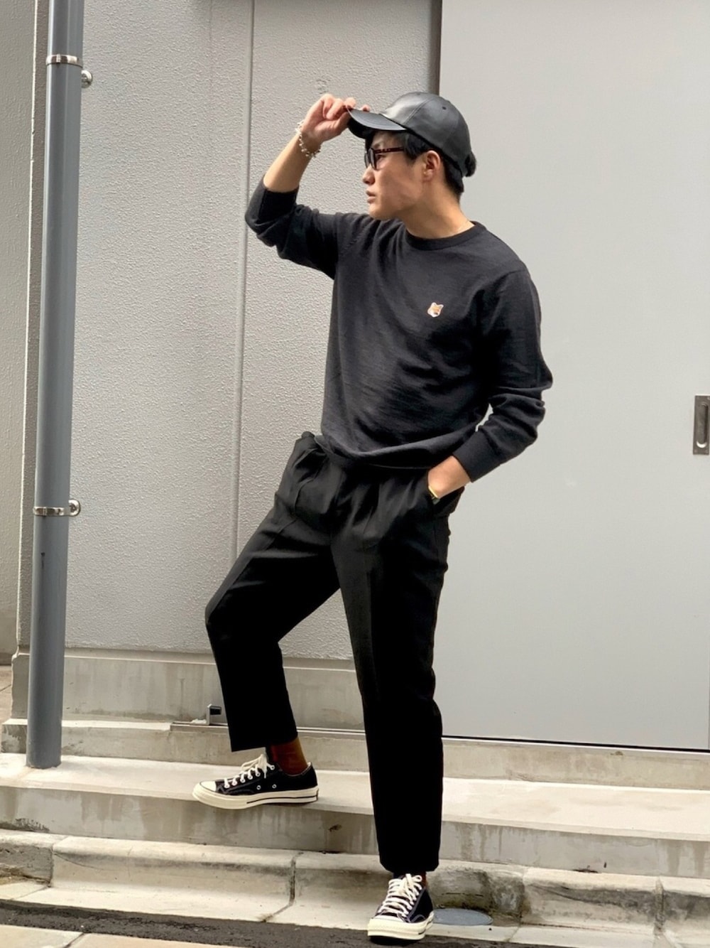 「wearhalloween2020、カジュアルコーデ、大人コーデ、秋のコーデ、おしゃれさんと繋がりたい、リラックススタイル、ストリート、ブラックコーデ、コンバース、アメカジ」｜「Maison KitsuneのMERINOS R-NECK FOX HEAD PATCH（ニット/セーター、ブラック系）」を使った、あべじゅんやさん（メンズ・182cm）の秋コーディネートの1枚目の写真