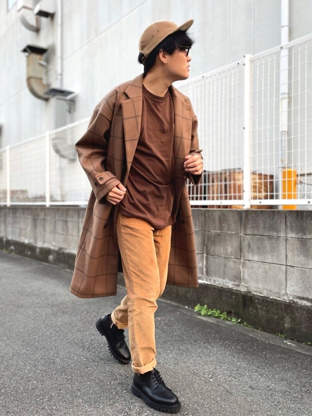 「シンプルコーデ、大人カジュアル、きれいめカジュアル、秋冬コーデ、CASPER JOHN、TOMMY HILFIGER、革靴、チェスターコート、ベージュ、ベージュコーデ」｜「CASPER JOHNのMelton Double Chesterfield Coat/メルトンダブルチェスターコート(セットアップ対応)（チェスターコート、ブラウン系）」を使った、あべじゅんやさん（メンズ・182cm）の冬コーディネートの1枚目の写真