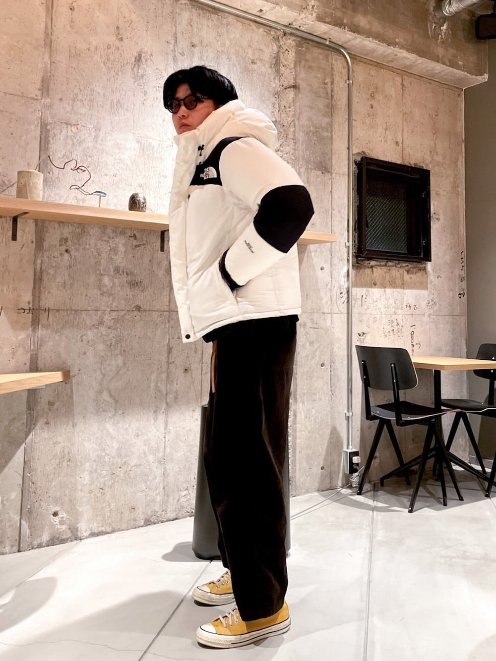 「お洒落さんとつながりたい、シンプルコーデ、クリスマス、冬コーデ、ノースフェイス、スニーカーコーデ、あったかコーデ、オーバーサイズ、ホワイトコーデ、ホワイト」｜「THE NORTH FACEのザ・ノース・フェイス メンズハイロフトダウンパーカー / バルトロライトジャケット（ダウンジャケット/コート、ホワイト系）」を使った、あべじゅんやさん（メンズ・182cm）の冬コーディネートの1枚目の写真