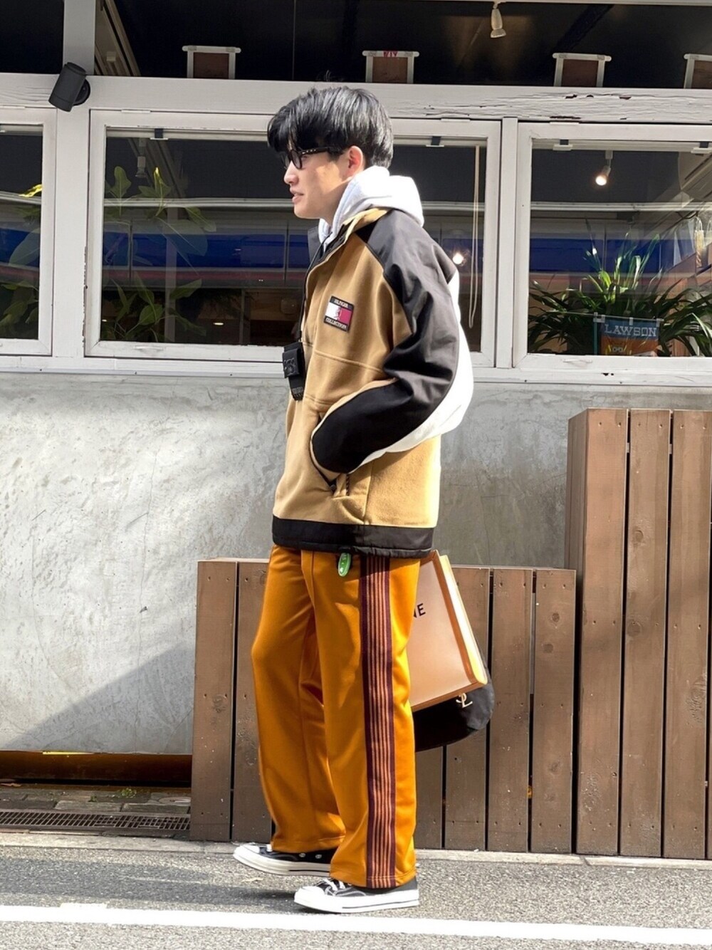 「冬コーデ、TOMMY HILFIGER、KENZO、オーバーサイズ、NEEDLES、converse、パーカー、お洒落さんとつながりたい、ootd、スニーカー」｜「TOMMY HILFIGERのアイテム（ジャケット/アウター、ブラウン系）」を使った、あべじゅんやさん（メンズ・182cm）の冬コーディネートの1枚目の写真