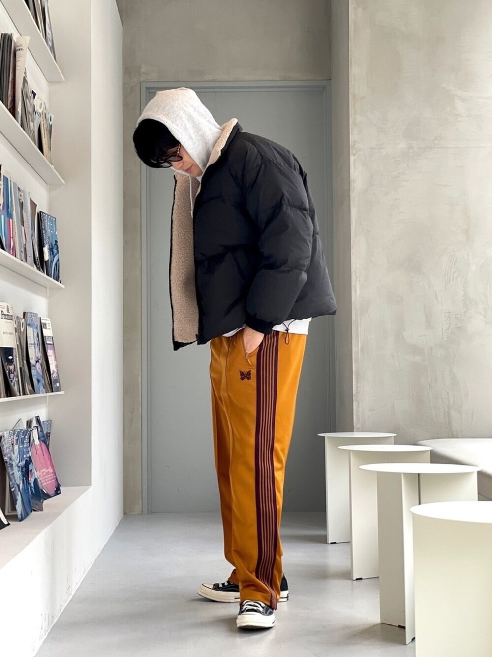 「beams dot、NEEDLES、パーカー、オーバーサイズ、お洒落さんとつながりたい、シンプルコーデ、冬コーデ、カジュアルコーデ、ゆるコーデ、スニーカー」｜「BeAMS DOTの【WEB限定】BeAMS DOT / スタンドネック ジップアップ 中綿ブルゾン（ダウンジャケット/コート、ブラック系）」を使った、あべじゅんやさん（メンズ・182cm）の冬コーディネートの1枚目の写真