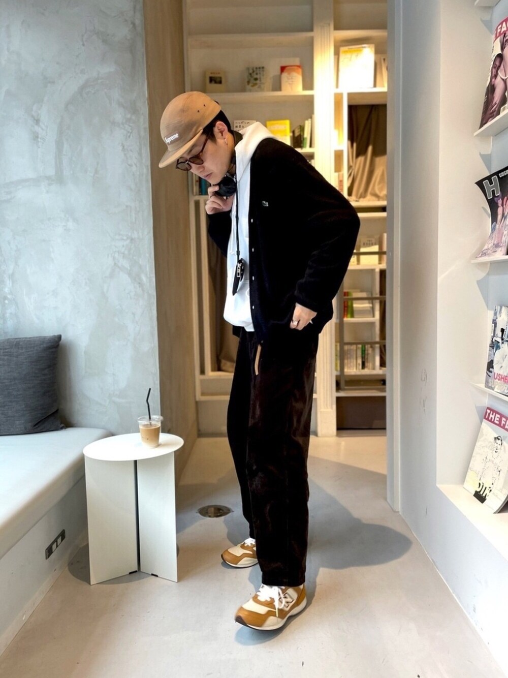 「私の推しブランド、カジュアル、冬コーデ、LACOSTE、New Balance、UNIQLO、street、スニーカーコーデ、春コーデ、コーデュロイパンツ」｜「UNIQLOのワイドフィットテーパードコーデュロイパンツ セットアップ可能（その他パンツ、ブラウン系）」を使った、あべじゅんやさん（メンズ・182cm）の冬コーディネートの1枚目の写真