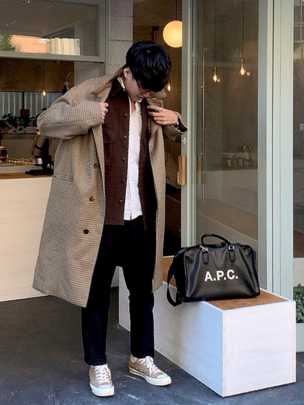 「私の推しブランド、今日のコーデ、オトナカジュアル、お洒落さんとつながりたい、春コーデ、カジュアルコーデ、AURALEE、休日スタイル、A.P.C.、コート」｜「MR.OLIVEの【セットアップ対応】RETORO POLYESTER TWILL / ワンプリーツ スタプレ ストレート パンツ(ナチュラル ストレッチ パンツ)（スラックス、ブラック系）」を使った、あべじゅんやさん（メンズ・182cm）の冬コーディネートの1枚目の写真
