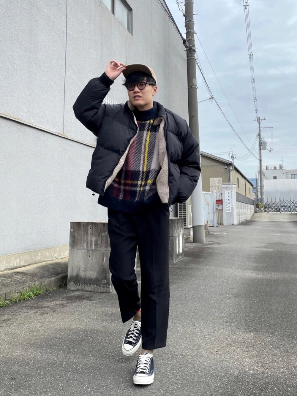 「休日スタイル、お洒落さんとつながりたい、大人コーデ、スニーカー、CASPER JOHN、カジュアル、きれいめカジュアル、オーバーサイズ、ダウンジャケット、スラックス」｜「CASPER JOHNのReversible Boa Down Jacket/リバーシブルボアダウンジャケット（ダウンジャケット/コート、ブラック系）」を使った、あべじゅんやさん（メンズ・182cm）の冬コーディネートの1枚目の写真