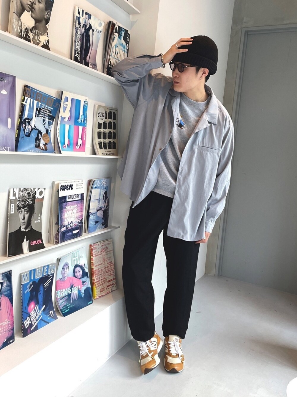 「スニーカー、ストリート、カジュアル、ラフ、ラフコーデ、ビーニー、休日スタイル、crepuscule、CASPER JOHN、hisheravec」｜「CASPER JOHNのVarious Dolman Open-Collar Shirts/バリアスドルマンオープンカラーシャツ（シャツ/ブラウス、ブルー系）」を使った、あべじゅんやさん（メンズ・182cm）の冬コーディネートの1枚目の写真