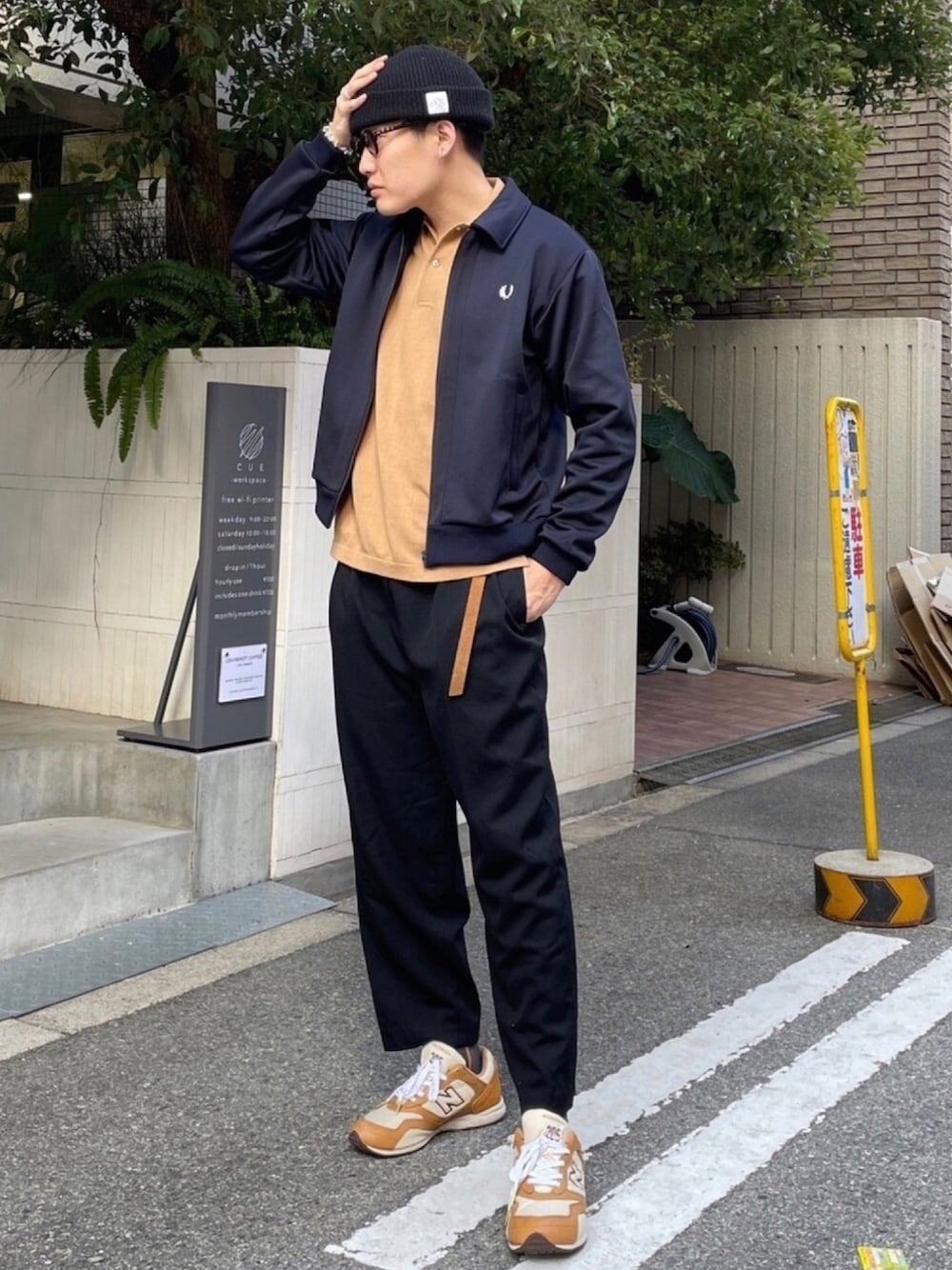 「FRED PERRY、LACOSTE、ストリート、ビーニー、カジュアル、ベージュコーデ、休日スタイル、ラフコーデ、スイングトップ、キレイめ」｜「FRED PERRYのTricot Track Jacket（ブルゾン、ブルー系）」を使った、あべじゅんやさん（メンズ・182cm）の冬コーディネートの1枚目の写真