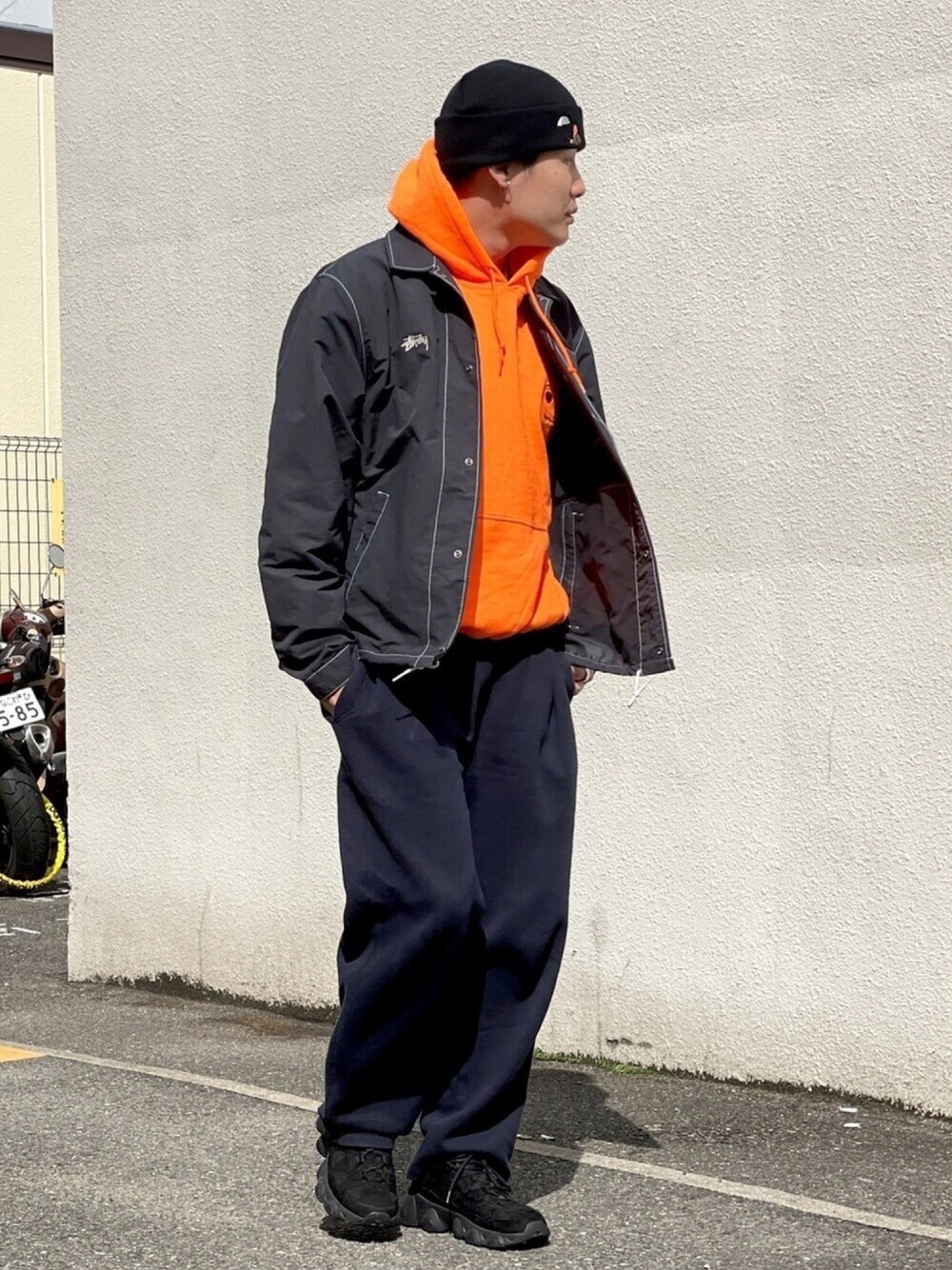 「パーカー、きれいめカジュアル、春夏コーデ、ストリート、主役はカラーパンツ、休日スタイル、オールブラック、セットアップ、モード、ゆるコーデ」｜「STUSSYのFolsom Coach Jacket（ブルゾン、ブラック系）」を使った、あべじゅんやさん（メンズ・182cm）の春コーディネートの1枚目の写真