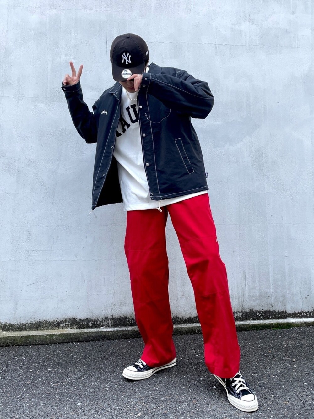「休日スタイル、きれいめカジュアル、スニーカー、コンバース、古着MIX、ロンT、stussy、キャップ、カラーパンツ、ロゴT」｜「NAUTICAのNAUTICA/ノーティカ “TOO HEAVY” Arch Logo S/S Tee/トゥーヘヴィー アーチロゴショートスリーブTシャツ（Tシャツ/カットソー、ホワイト系）」を使った、あべじゅんやさん（メンズ・182cm）の春コーディネートの1枚目の写真