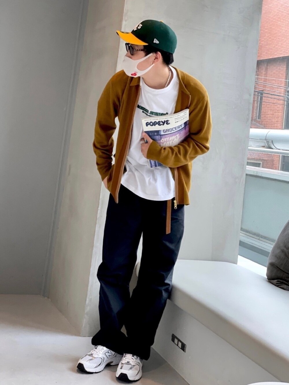 「これが私をアゲる服、白Tシャツ、カーディガン、ロゴT、stussy、サングラス、白スニーカー、NEWERA、ベージュ、スニーカーコーデ」｜「FRED PERRYのZip Through Cardigan（カーディガン/ボレロ、ブラウン系）」を使った、あべじゅんやさん（メンズ・182cm）の春コーディネートの1枚目の写真