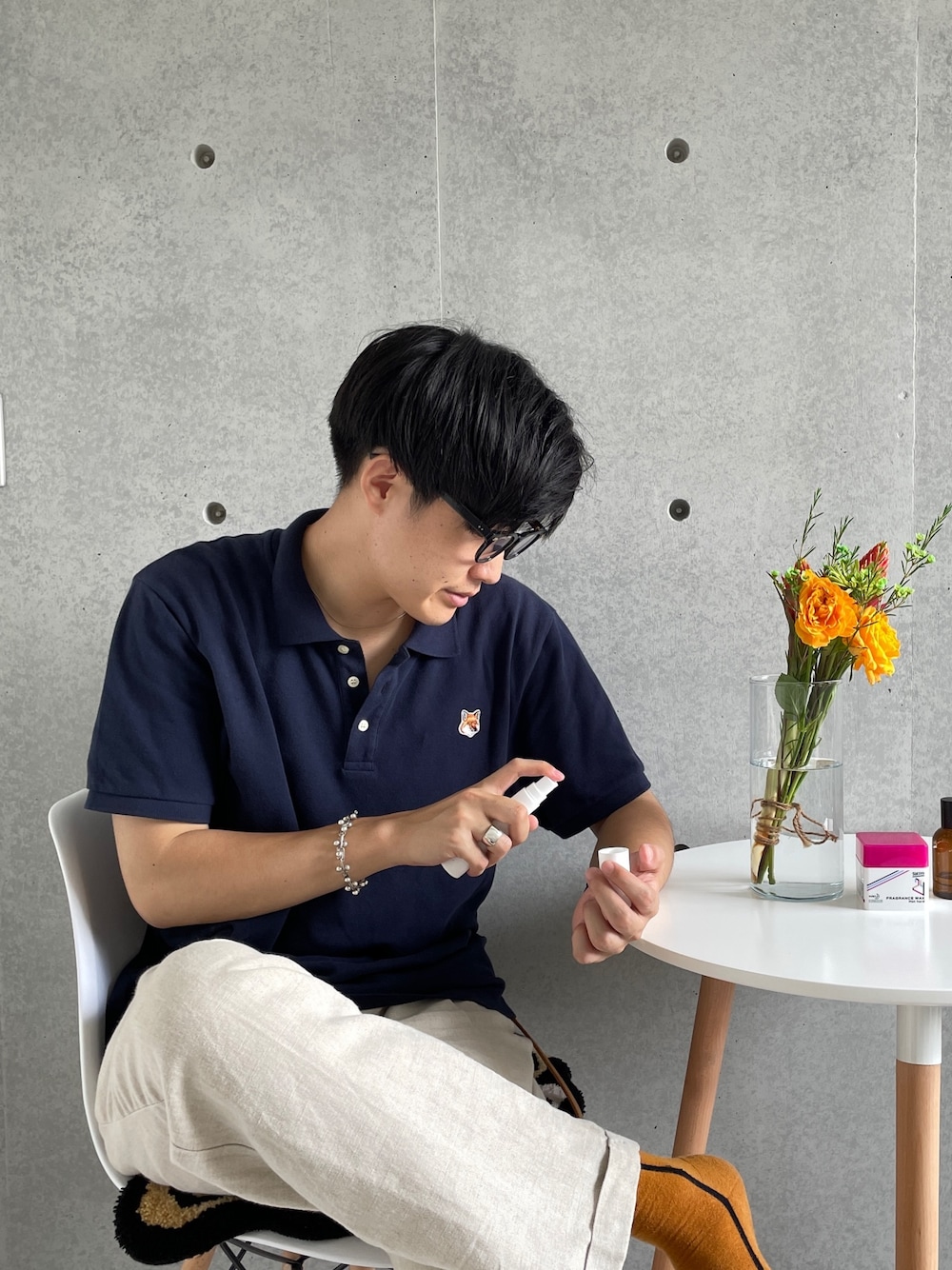 「ポロシャツ、ロゴT、夏コーデ、白パンツ、大人カジュアル、ワイドパンツ、休日スタイル」｜「Maison KitsuneのFOX HEAD PATCH CLASSIC POLO（ポロシャツ、ブルー系）」を使った、あべじゅんやさん（メンズ・182cm）の夏コーディネートの1枚目の写真