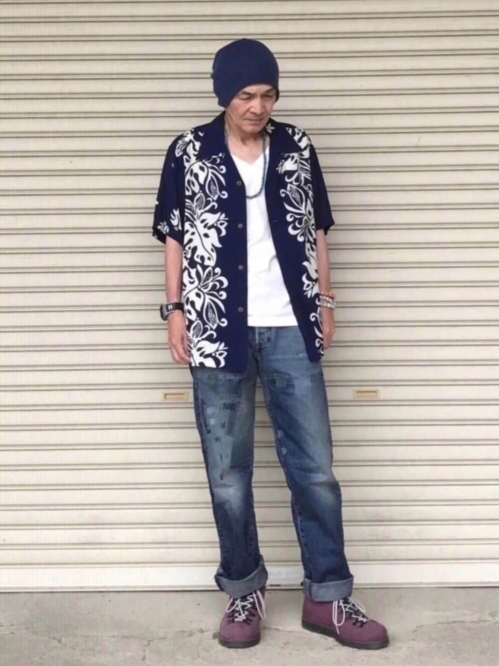 「アロハシャツ、ネックレス、BEAMS、クラッシュデニム、Levi's、Native、ビーニー、wjk 1mile」｜「Levi'sのアイテム（デニムパンツ、ブルー系）」を使った、shinさん（メンズ・168cm）の夏コーディネートの1枚目の写真