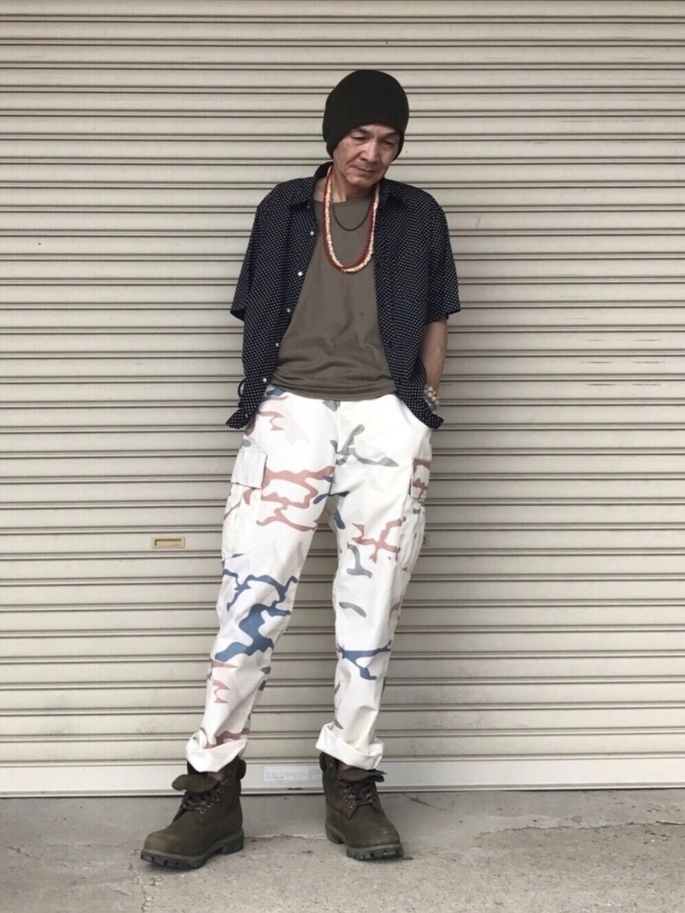 「カーキ、インナー、wjk 1mile、カーゴパンツ、ネックレス、BEAMS、ブーツ、Timberland、ビーニー、FRUMPY FACTORY」｜「BEAMSのアイテム（カーゴパンツ、ホワイト系）」を使った、shinさん（メンズ・168cm）の夏コーディネートの1枚目の写真