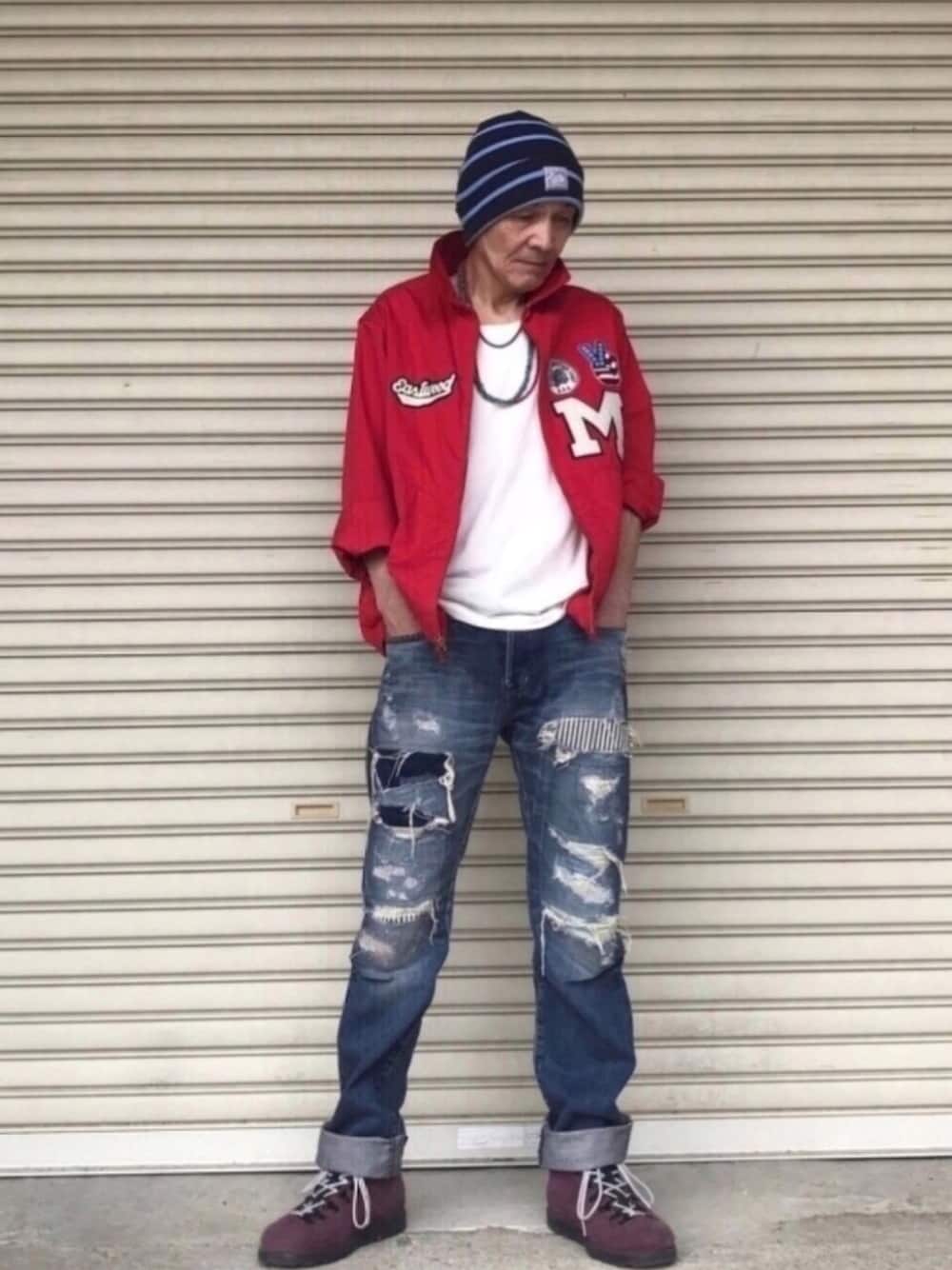 「スウィングトップ、BEAMS、東洋エンタープライズ、赤、ダメージデニムパンツ、Hysteric Glamour、ブーツ、Timberland、ビーニー」｜「HYSTERIC GLAMOURのRSM加工デニムスリムストレートパンツ（デニムパンツ、ブルー系）」を使った、shinさん（メンズ・168cm）の秋コーディネートの1枚目の写真