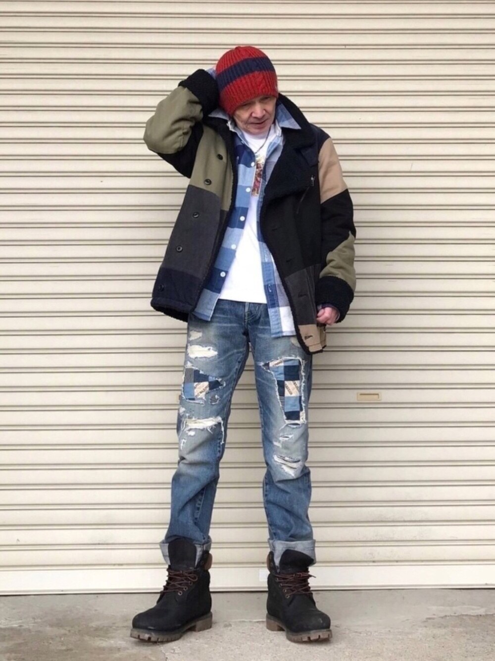 「クレージーカラー、ジャンパー、ワークシャツ、BEAMS、ダメージデニムパンツ、Hysteric Glamour、ブーツ、Timberland、ビーニー、Magic Number」｜「HYSTERIC GLAMOURのSBP加工 デニムストレートPT（デニムパンツ、ブルー系）」を使った、shinさん（メンズ・168cm）の冬コーディネートの1枚目の写真
