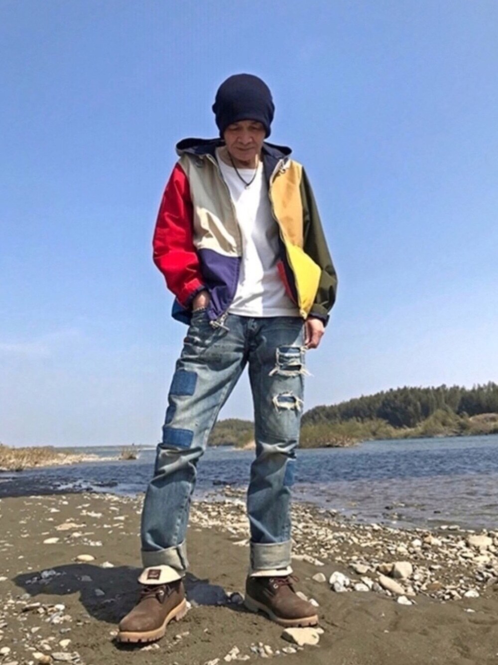 「ブーツ、Tシャツ、Hysteric Glamour、ビーニー、ダメージデニムパンツ、Timberland、クレイジーカラー、ヨットパーカー、mighty Mac、wjk 1mile」｜「HYSTERIC GLAMOURのDENIM PANTS(SP)（デニムパンツ、ブルー系）」を使った、shinさん（メンズ・168cm）の春コーディネートの1枚目の写真
