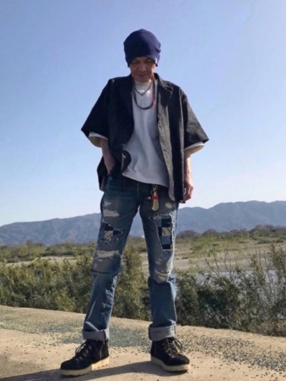 「パジャマシャツ、ネックレス、ビーニー、BEAMS、ダメージデニムパンツ、Hysteric Glamour、ワイドTシャツ、JOURNAL STANDARD relume、ブーツ、キーホルダー」｜「JOURNAL STANDARD relumeの20/- 空紡天竺 HEAVY oz 5/S OVERSIZE TEE #（Tシャツ/カットソー、ホワイト系）」を使った、shinさん（メンズ・168cm）の春コーディネートの1枚目の写真