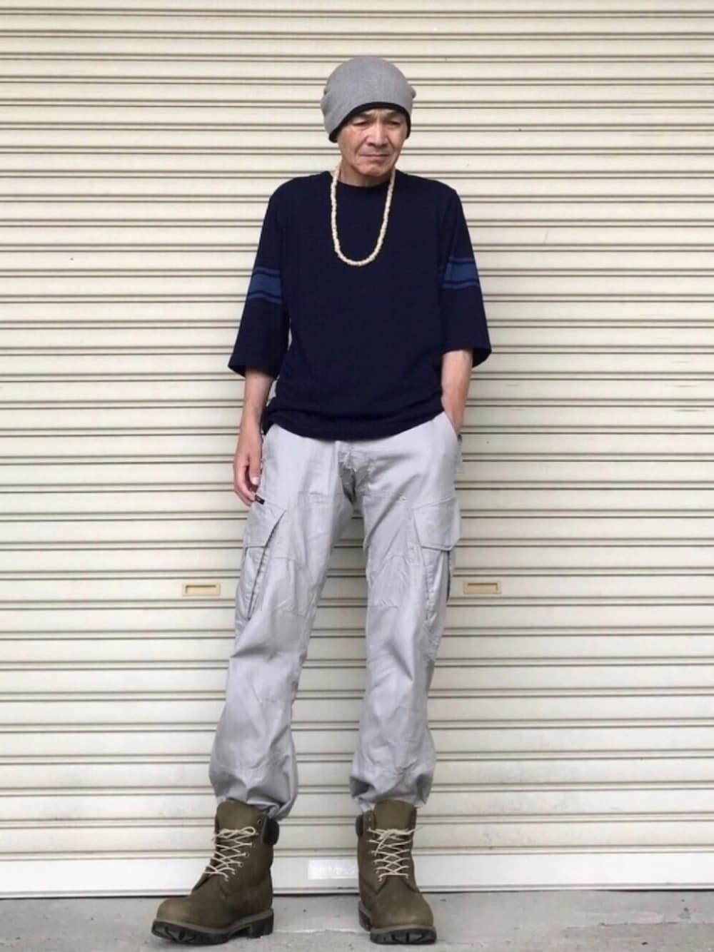 「カーゴパンツ、グレー、55DSL、５分袖、Tシャツ、ビーニー、BEAMS、ブーツ、Timberland、ネックレス」｜「55DSLのアイテム（カーゴパンツ、グレー系）」を使った、shinさん（メンズ・168cm）の夏コーディネートの1枚目の写真