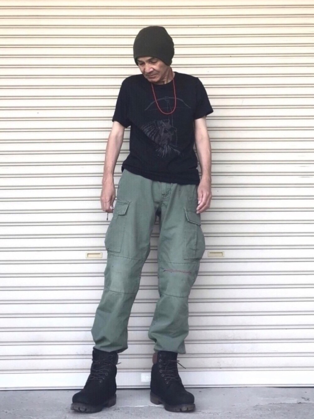 「シンプル、Tシャツ、G&F WORKERS、カーゴパンツ、Hysteric Glamour、ブーツ、Timberland、ネックレス、BEAMS、ビーニー」｜「HYSTERIC GLAMOURのUR加工カーゴPT（カーゴパンツ、グリーン系）」を使った、shinさん（メンズ・168cm）の秋コーディネートの1枚目の写真