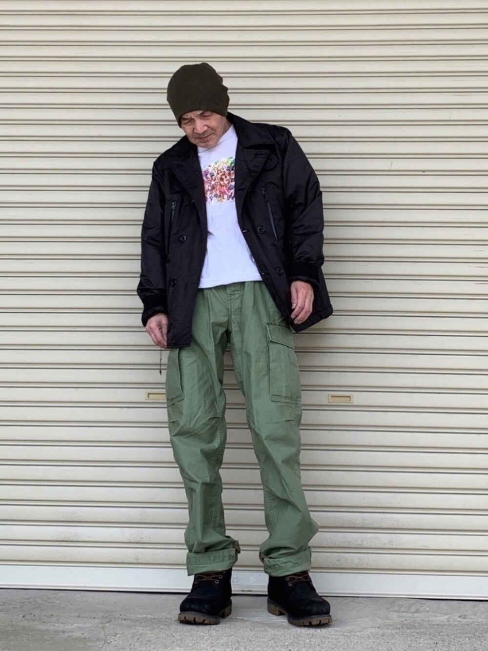 「Tシャツ、CHAPTER WORLD、カーゴパンツ、JOUNALSTANDARD、ブーツ、Timberland、ビーニー、FRUMPY FACTORY、ジャケット、ブラック」｜「JOURNAL STANDARD relumeのアイテム（カーゴパンツ、グリーン系）」を使った、shinさん（メンズ・168cm）の春コーディネートの1枚目の写真