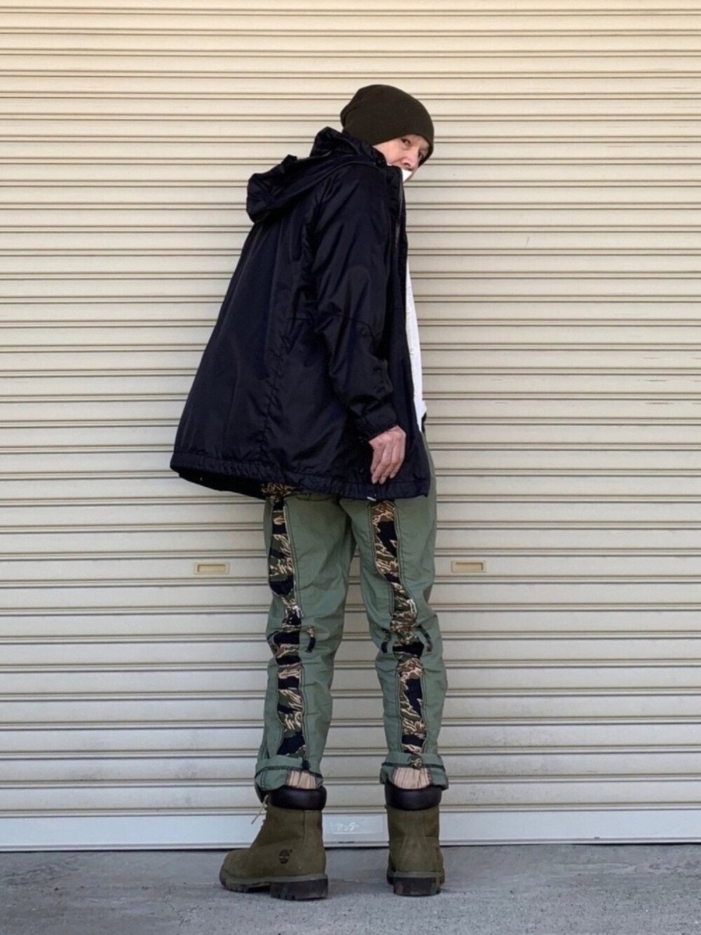 「パンツスタイル、camouflage、bal、パーカー、URBAN RESEARCH DOORS、ブーツ、Timberland、ビーニー、FRUMPY FACTORY、BEAMS」｜「Timberlandのアイテム（ブーツ、グリーン系）」を使った、shinさん（メンズ・168cm）の春コーディネートの1枚目の写真