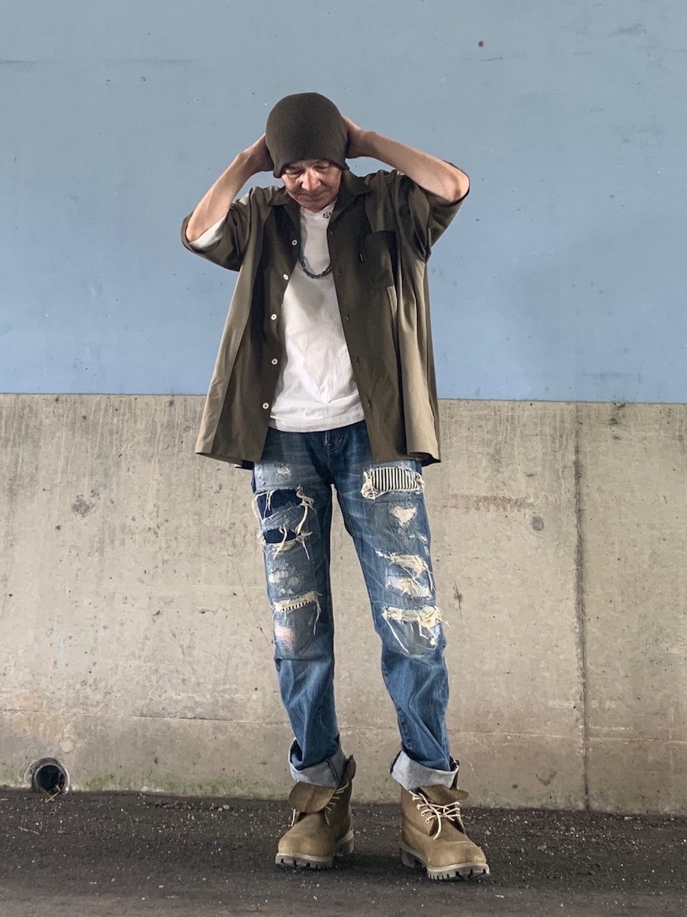 「Hysteric Glamour、ダメージデニムパンツ、オーブカラーシャツ、journal standard、Tシャツ、BEAMS LIGHTS、ネックレス、BEAMS、ブーツ、Timberland」｜「Timberlandのアイテム（ブーツ、グリーン系）」を使った、shinさん（メンズ・168cm）の夏コーディネートの1枚目の写真
