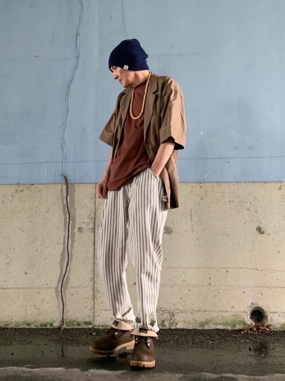 「ストライプパンツ、universaloverall、パジャマシャツ、tacasi、ブーツ、Timberland、Tシャツ、BEAMS LIGHTS、ネックレス、ビーニー」｜「Timberlandのアイテム（ブーツ、ブラウン系）」を使った、shinさん（メンズ・168cm）の夏コーディネートの1枚目の写真
