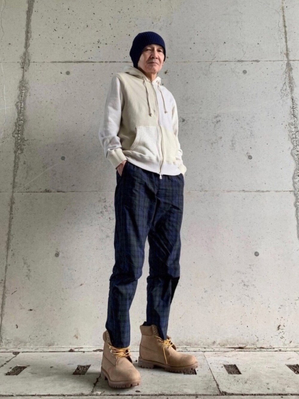 「アキコーデ、クレージーパターン、パーカー、コーデュラ、イージーパンツ、タイプライター、ビーニー、BEAMS LIGHTS、ブーツ、Timberland」｜「BEAMS LIGHTSのアイテム（ニットキャップ/ビーニー、ブルー系）」を使った、shinさん（メンズ・168cm）の秋コーディネートの1枚目の写真